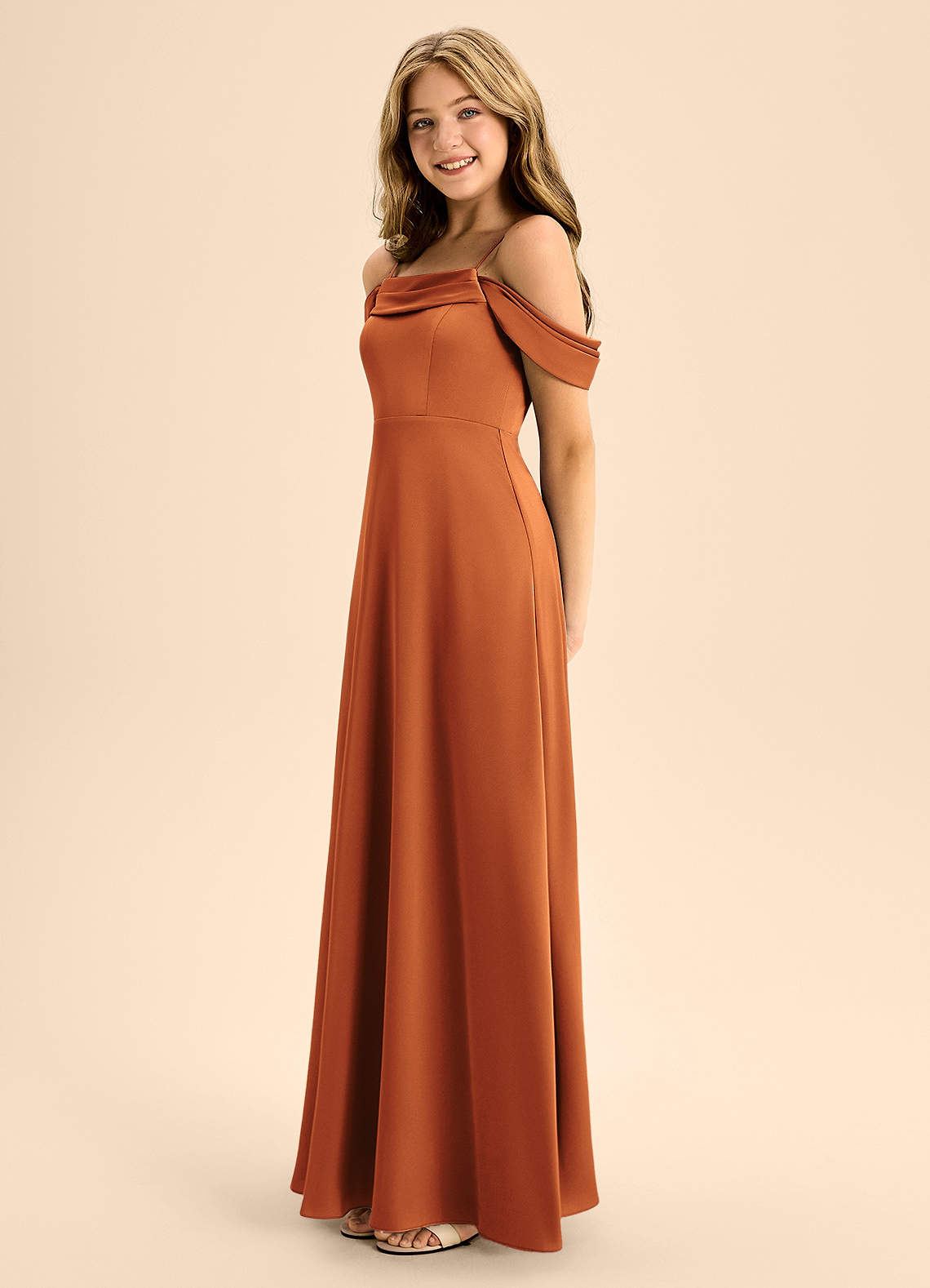 Azazie Anselie Junior Vestido Canela de Cetim elástico de Linha A com Fora do ombro image5