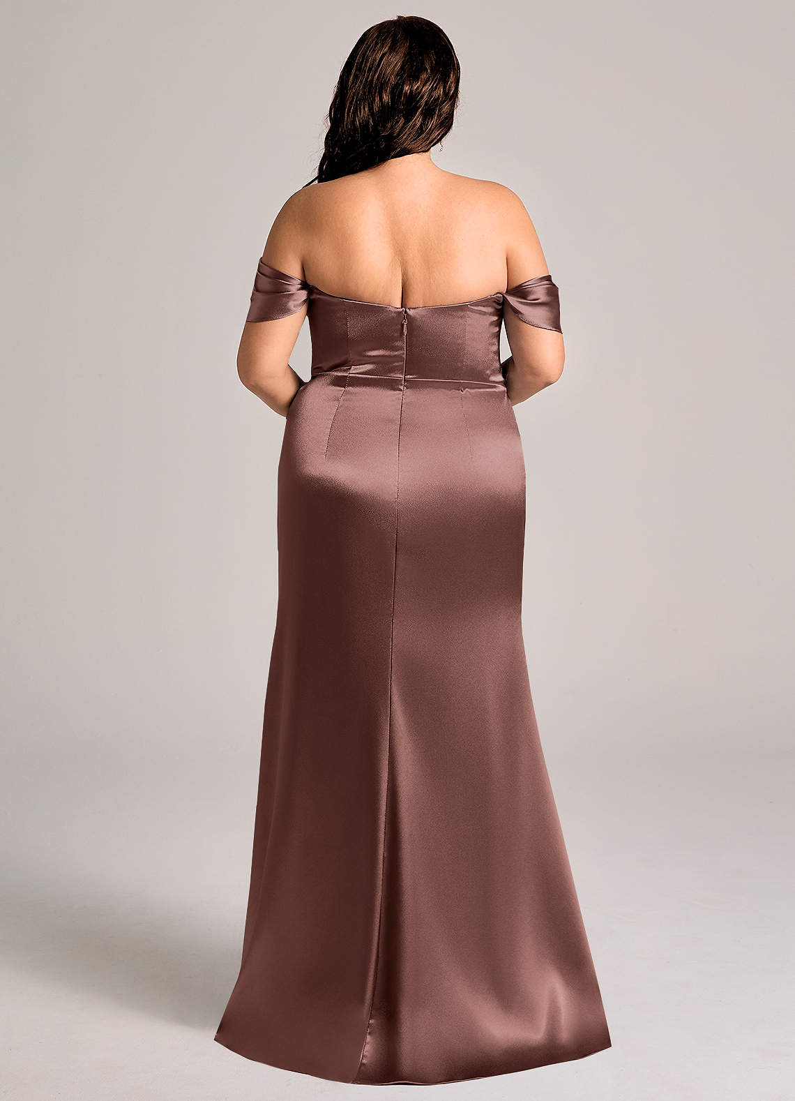 Azazie Saige Jurken voor bruidsmeisjes Converteerbaar Jurk van Metaalachtig Satijn met Kolom Off the Shoulder Espresso image9