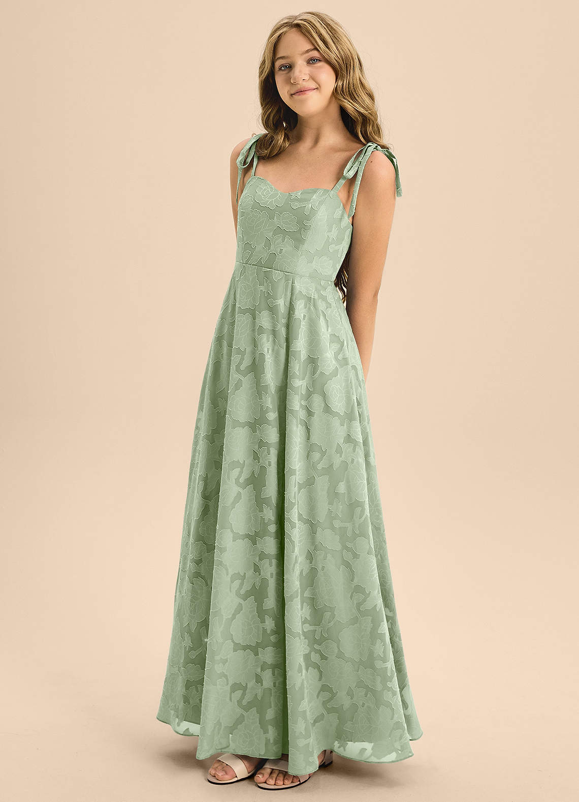 Azazie Rosey Junior Vestido de Salvia Polvorienta de Devorado Floral de Corte En A con Escote de Corazón image5