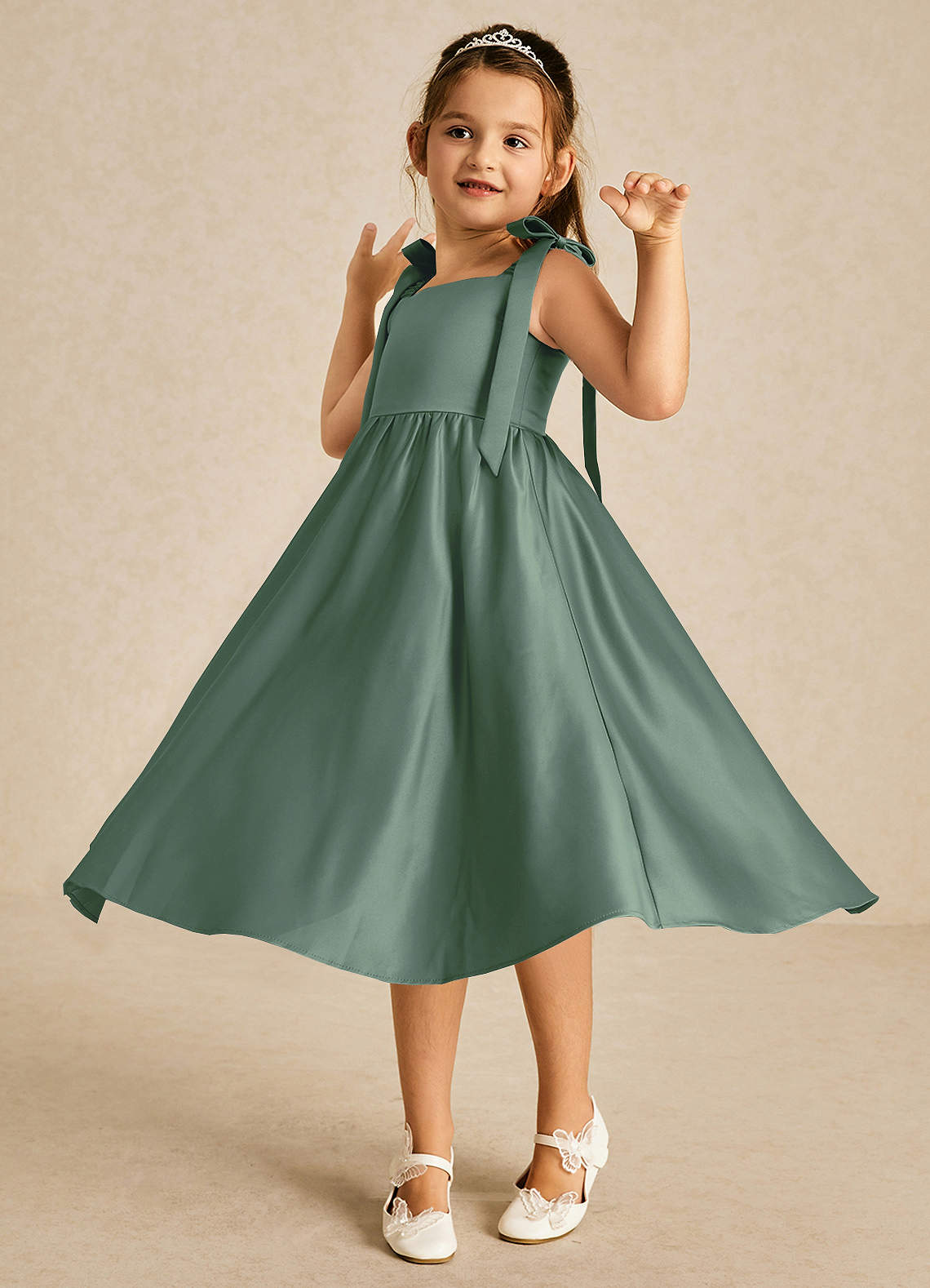 Azazie Chelsie Blumenmädchenkleider A-Linie Schleifen Matte Satin Kleid Eukalyptus image2