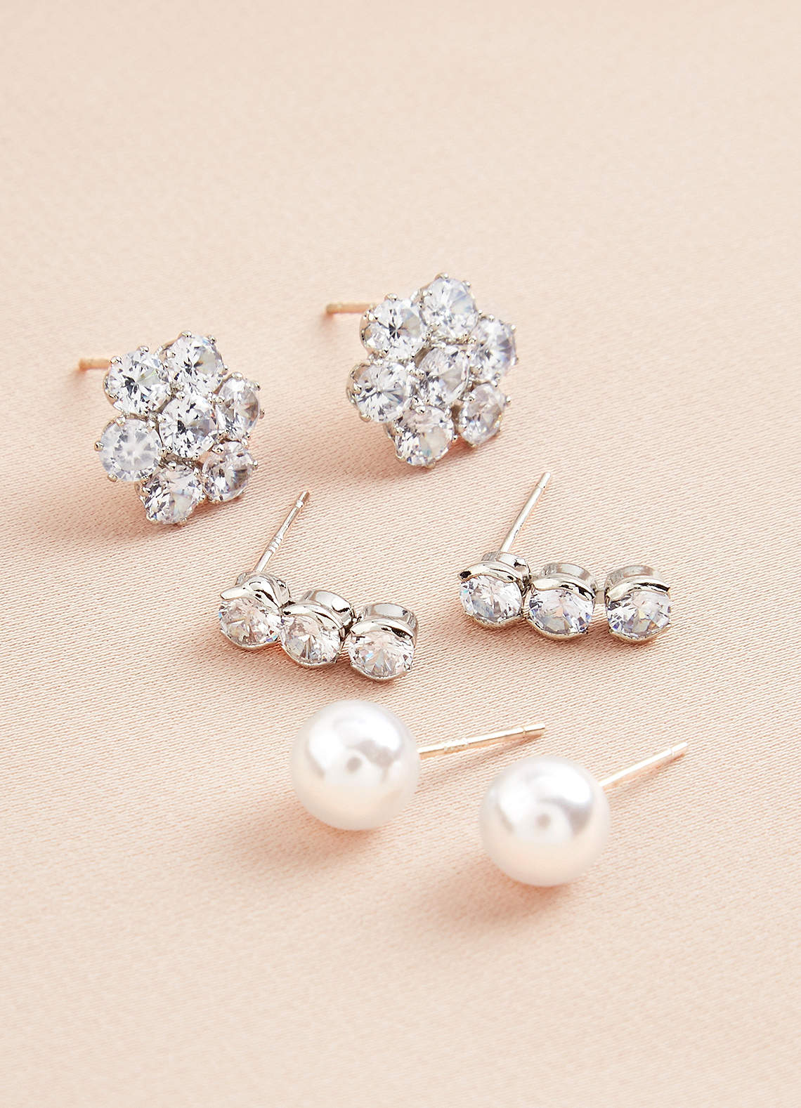 Juego de aretes de perlas y diamantes de imitación de tres piezas