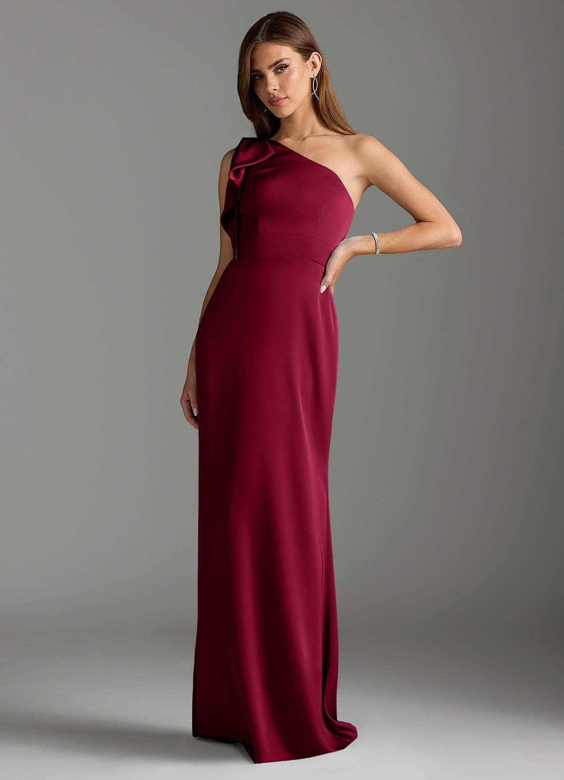 Azazie Rinna Vestidos de damas de honor Vestido de Borgoña de Satén Elástico de Corte Sirena con Volante image3
