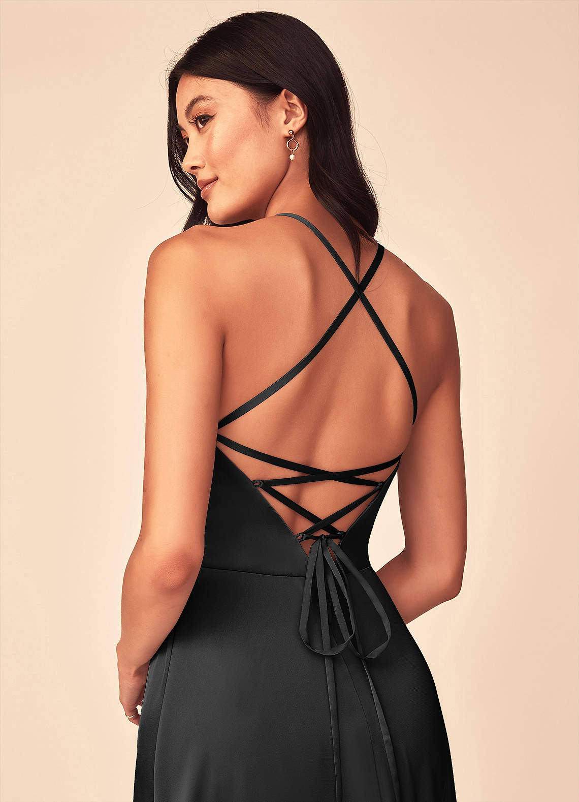 Azazie Mei Robes de demoiselle d'honneur Robe Trapèze en Satin extensible Col en V Noir image2