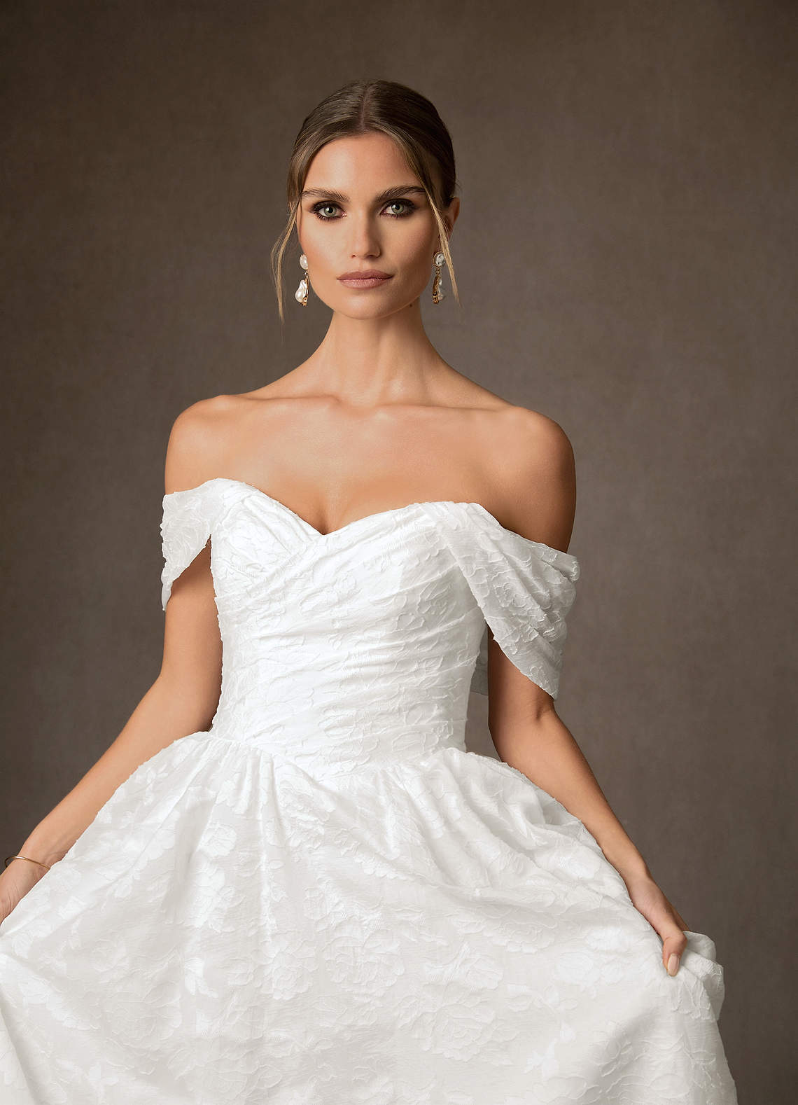 Azazie Carmine Robes de mariée Robe Trapèze en Jacquard Floral Épaule décolletée Blanc De Diamant image5