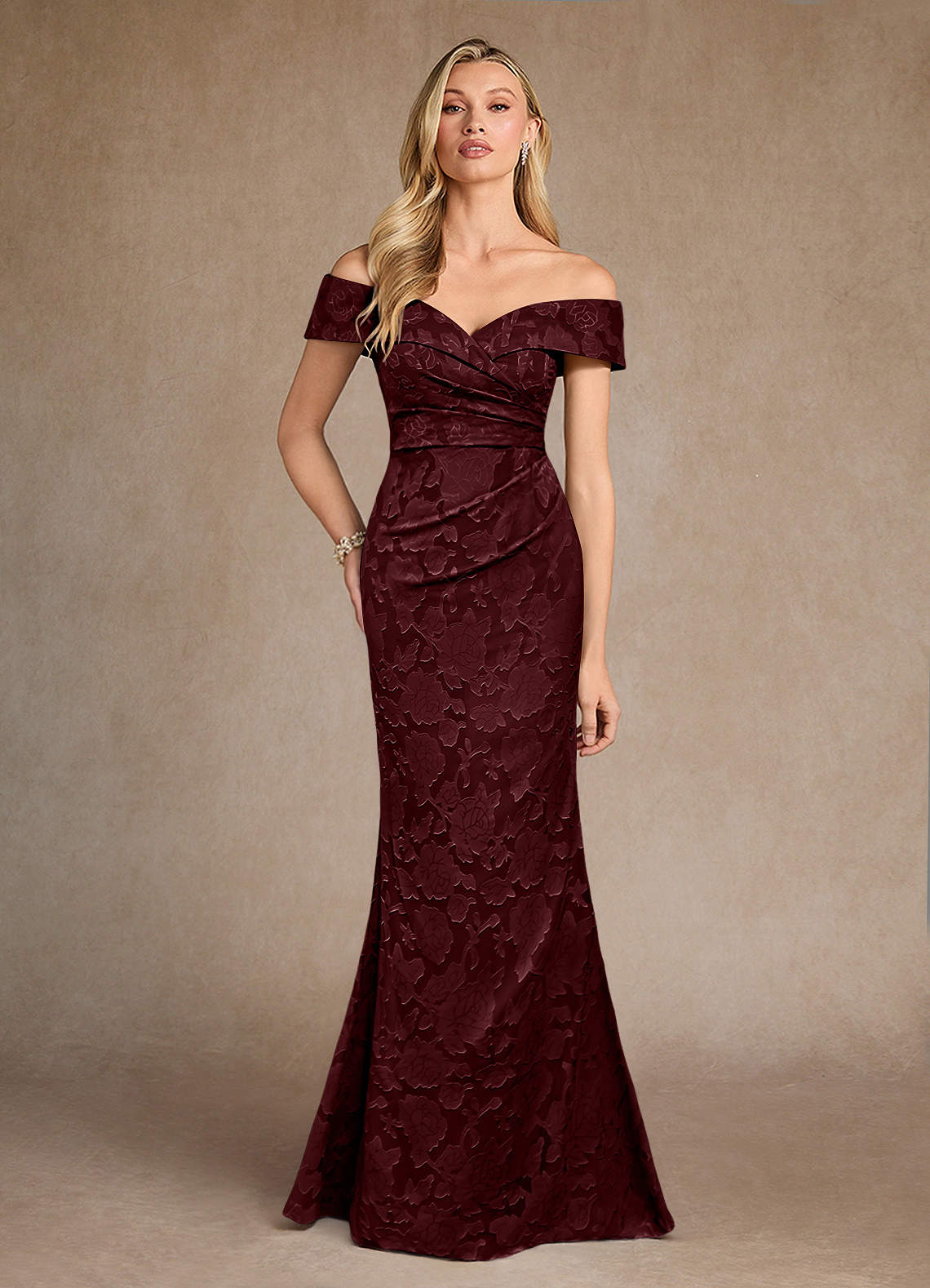 Azazie Canton Abiti per la Madre della Sposa Abito Sirena in Burnout Floreale a Spalla Scoperta Cabernet image1