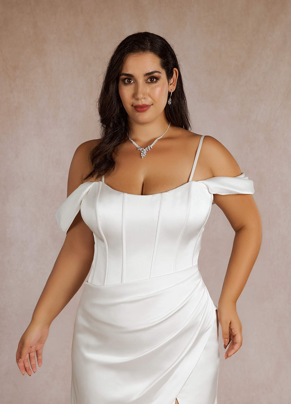 Azazie Aurelie Vestidos de novia Vestido de Diamante Blanco de Satén Elástico de Corte Sirena con Vestidos sin tirantes image10