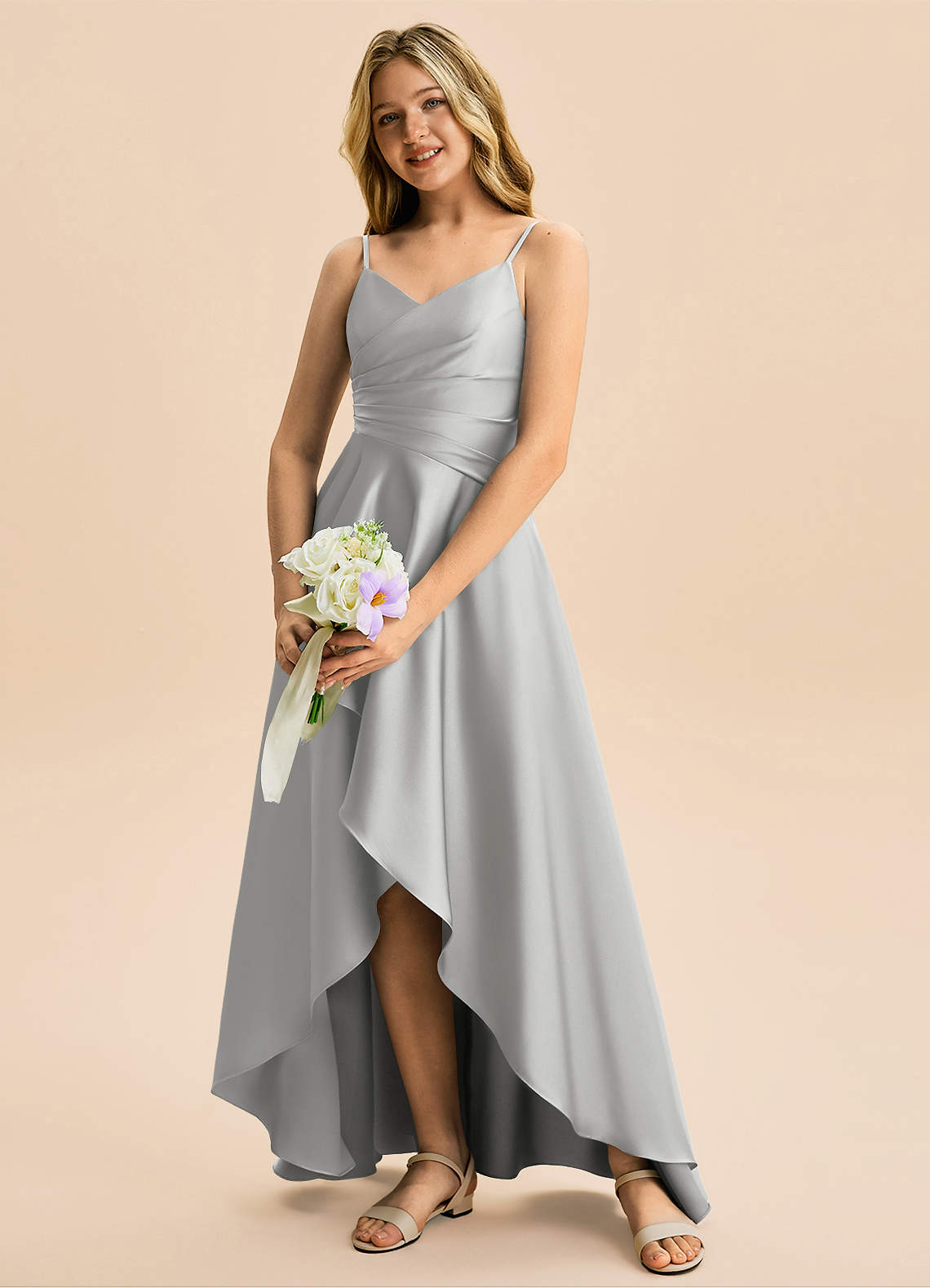 Azazie Eirlys Junior Vestido Prata de Cetim elástico de Linha A com Plissado image3