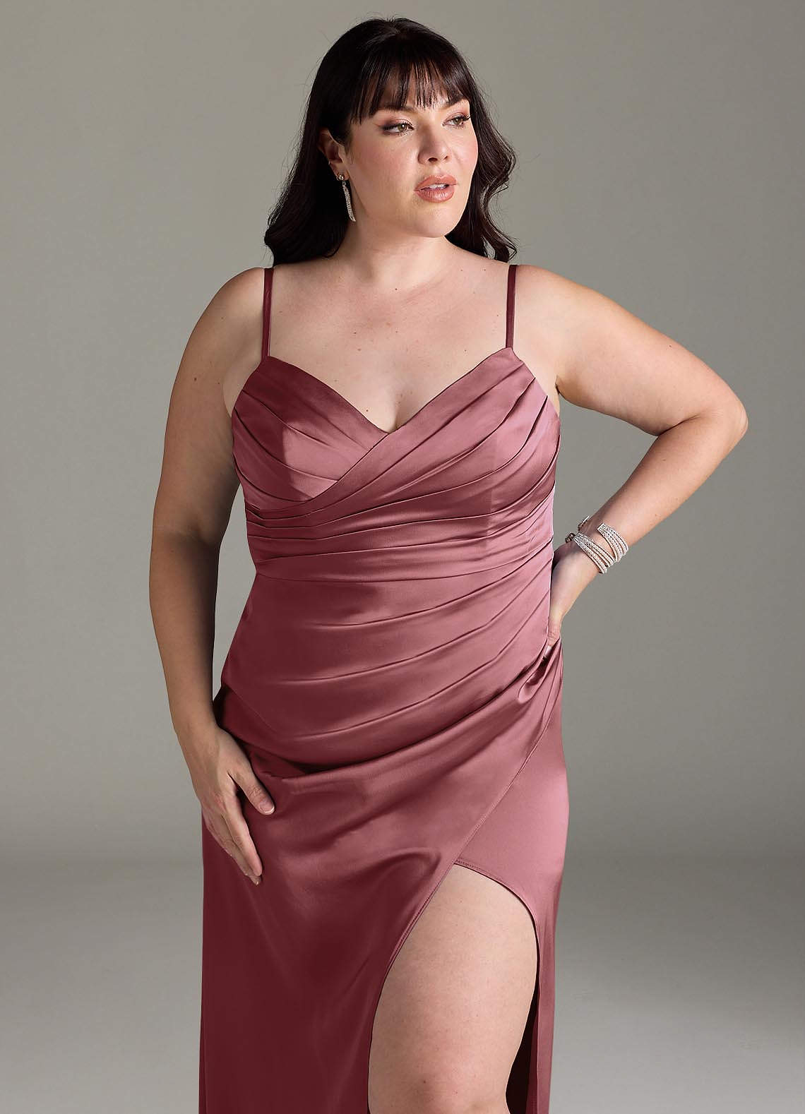 Azazie Yola Probar vestidos en casa Vestido de Amatista de Satén Elástico de Corte Recto Convertible con Cuello en V Plisado image13