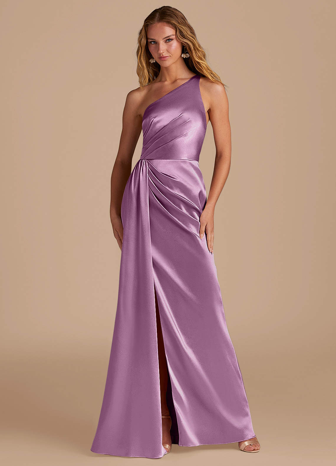 Azazie Mika Vestidos de damas de honor Vestido de Glicinia de Satén Metálico de Corte Recto con Hombro unilateral image1