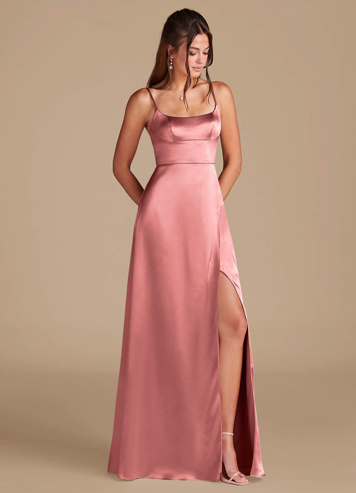 Azazie Halsey Robes de demoiselle d'honneur Robe Trapèze en Satiné métallisé Fente Latérale Rosette image1