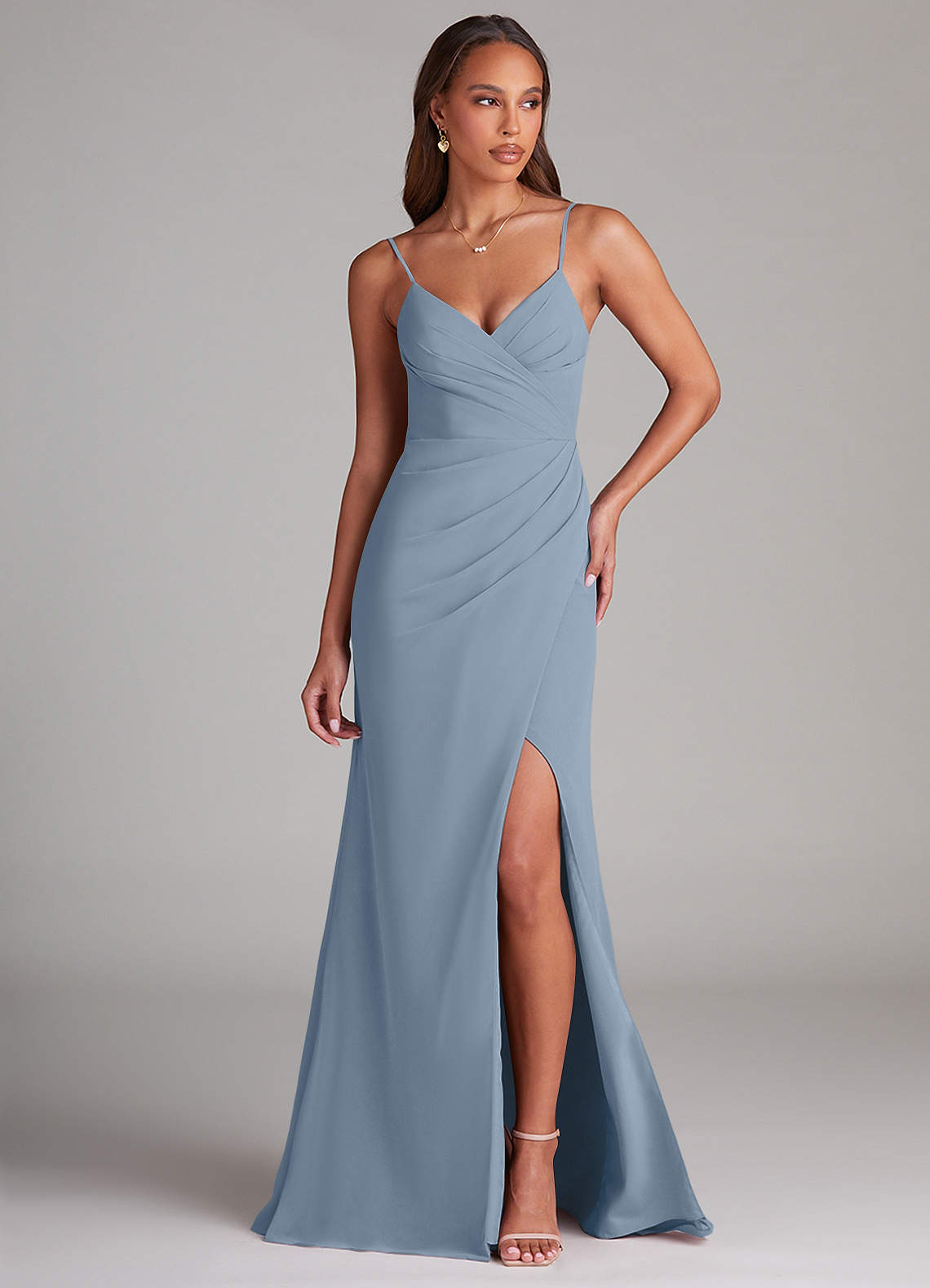 Azazie Maci Vestidos de damas de honor Vestido de Azul Polvoriento de Gasa de Corte Recto con Plisado image1
