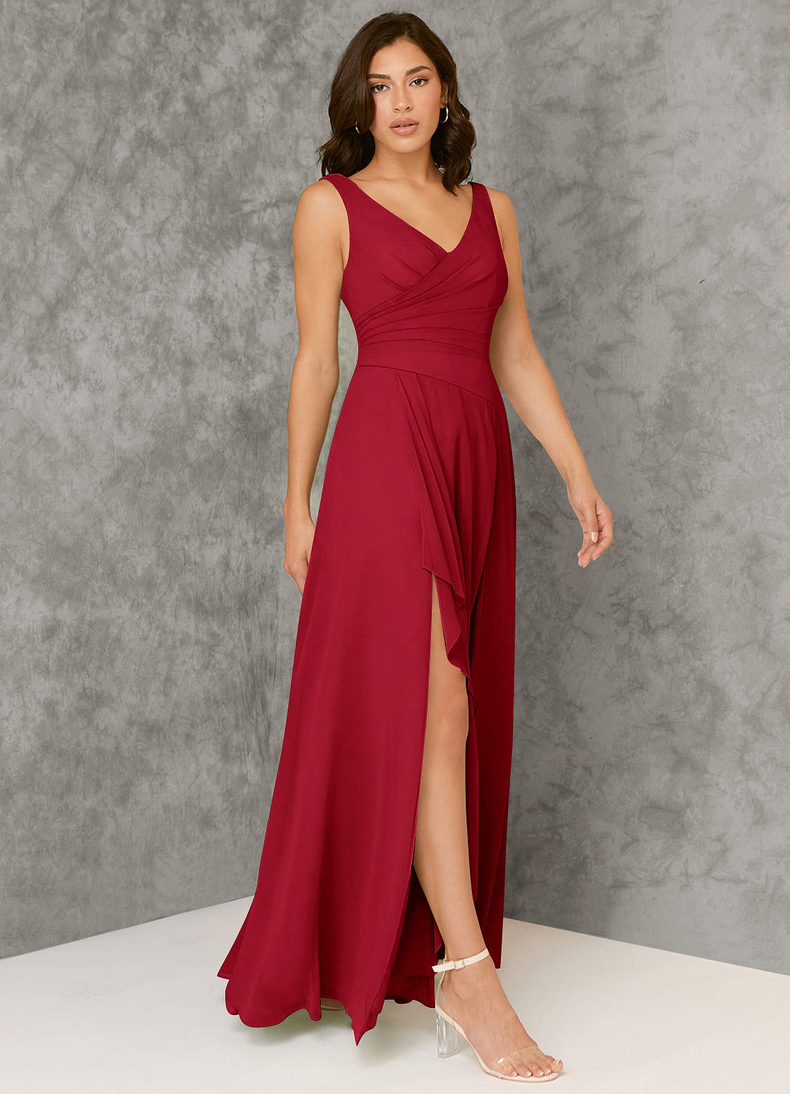 Azazie Kori Robes de demoiselle d'honneur Robe Trapèze en Mousseline de soie Plissée Écarlate image1