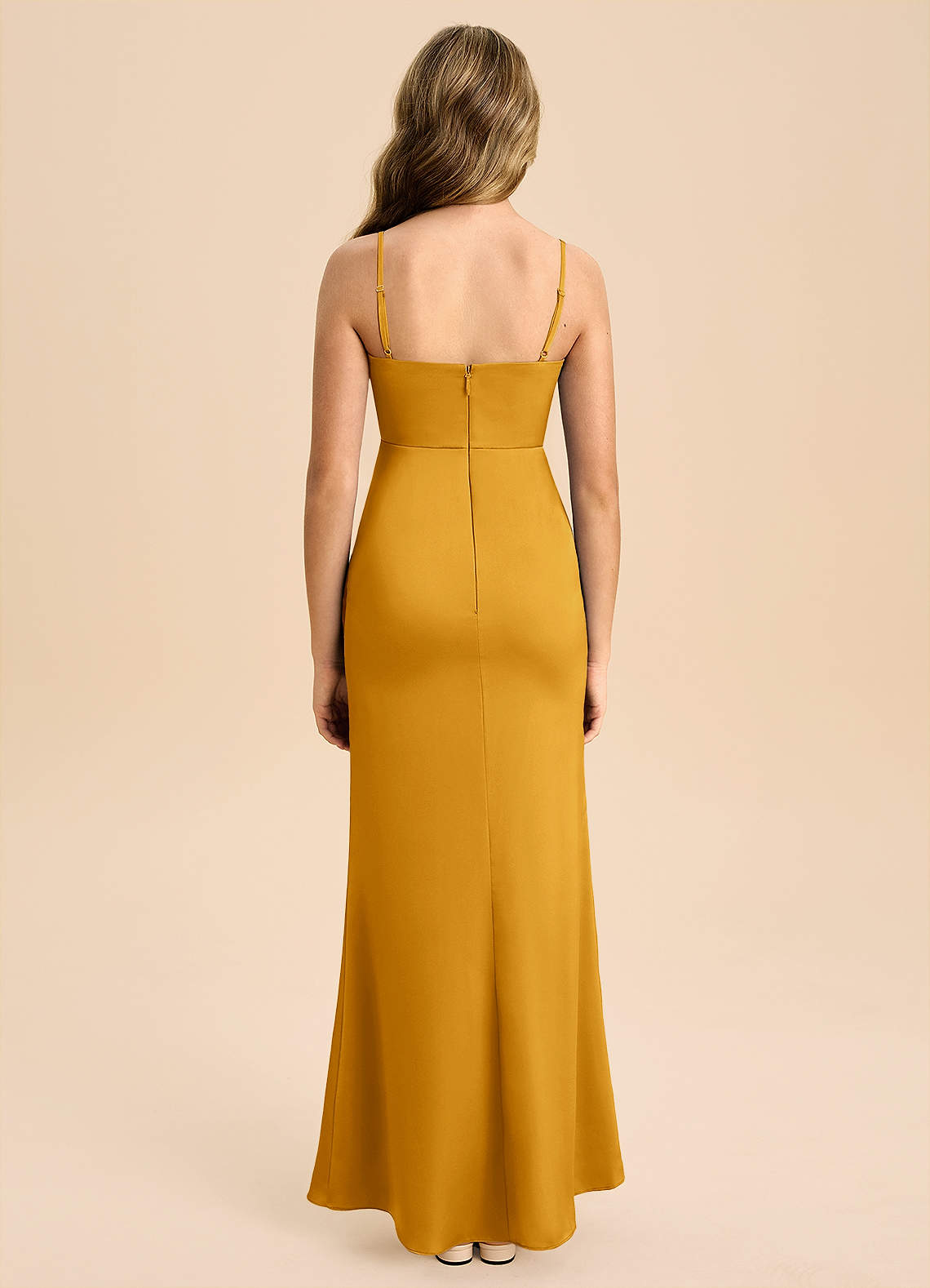 Azazie Buzzy Junior Robe Fourreau en Satin extensible Plissée Caramel écossais image1