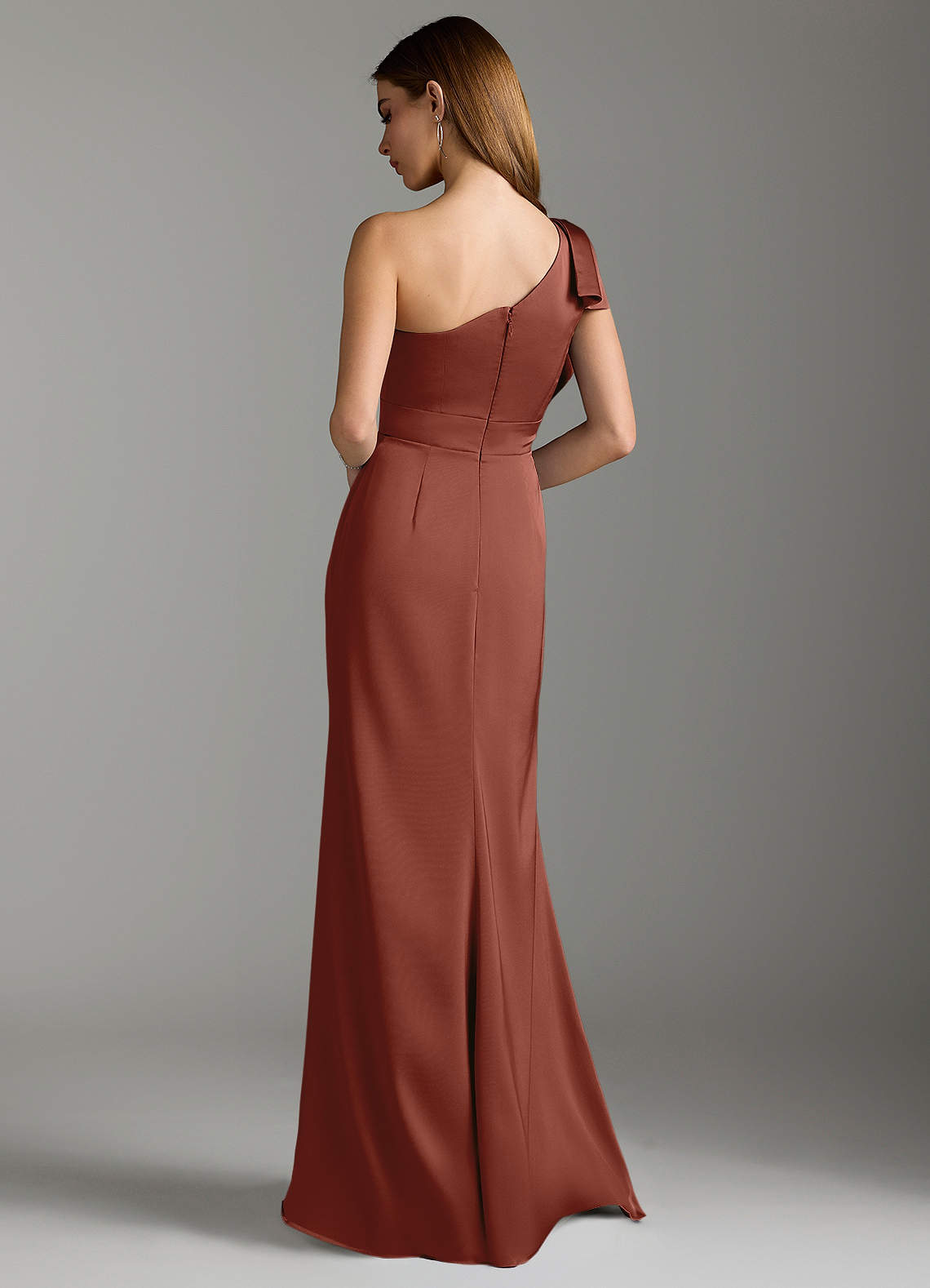 Azazie Rinna Vestidos de damas de honor Vestido de Castaño de Satén Elástico de Corte Sirena con Volante image7