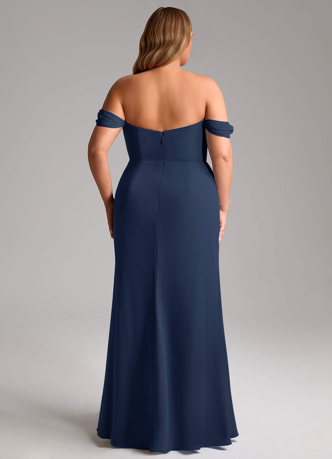 Azazie Saige Vestidos de madrinha de casamento Vestir Azul Marinho de Chiffon de Linha A com Fora do ombro image14