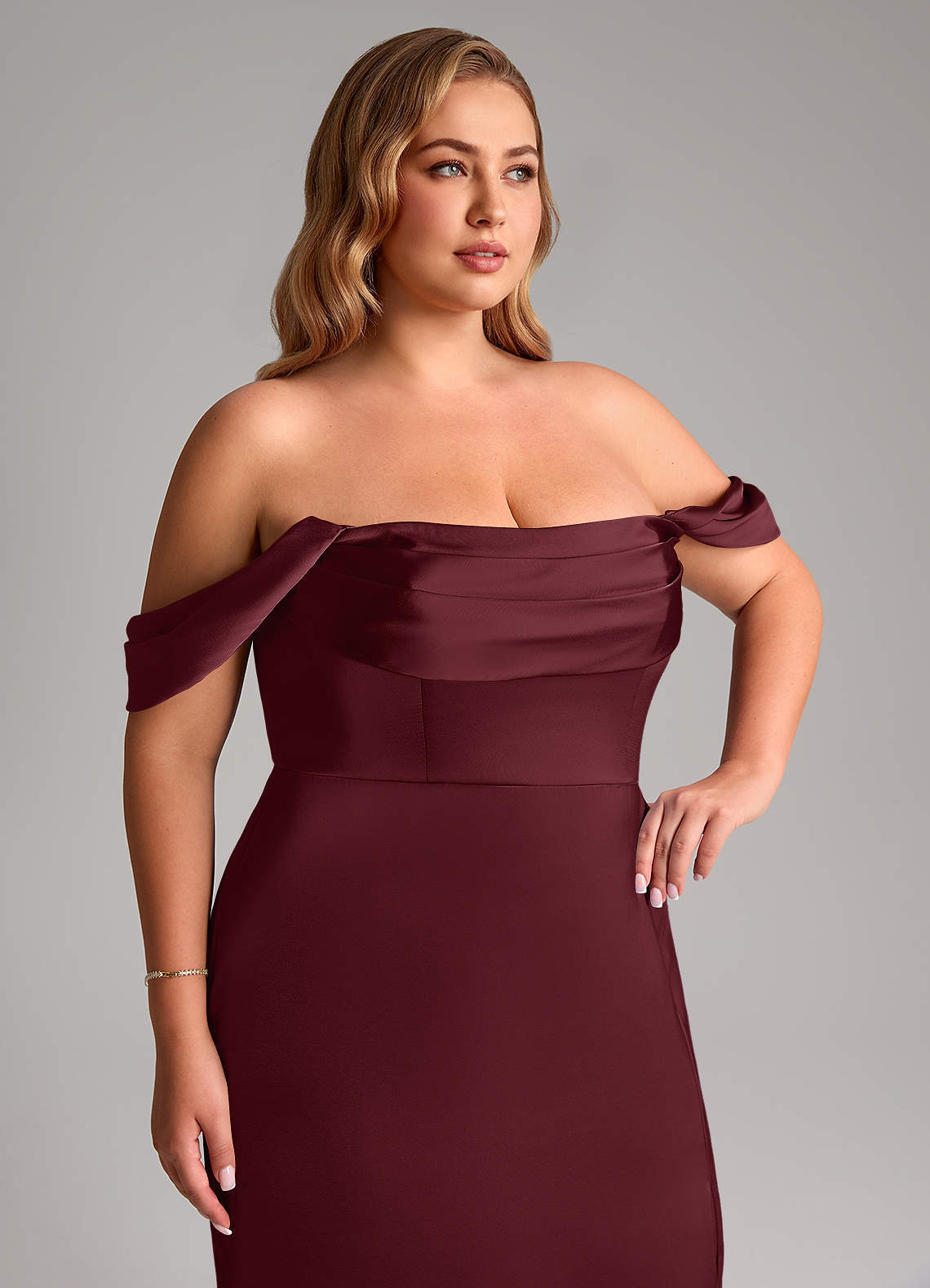 Azazie Saige Vestidos de madrinha de casamento Vestido Cabernet de Cetim elástico de Bainha com Fora do ombro image13