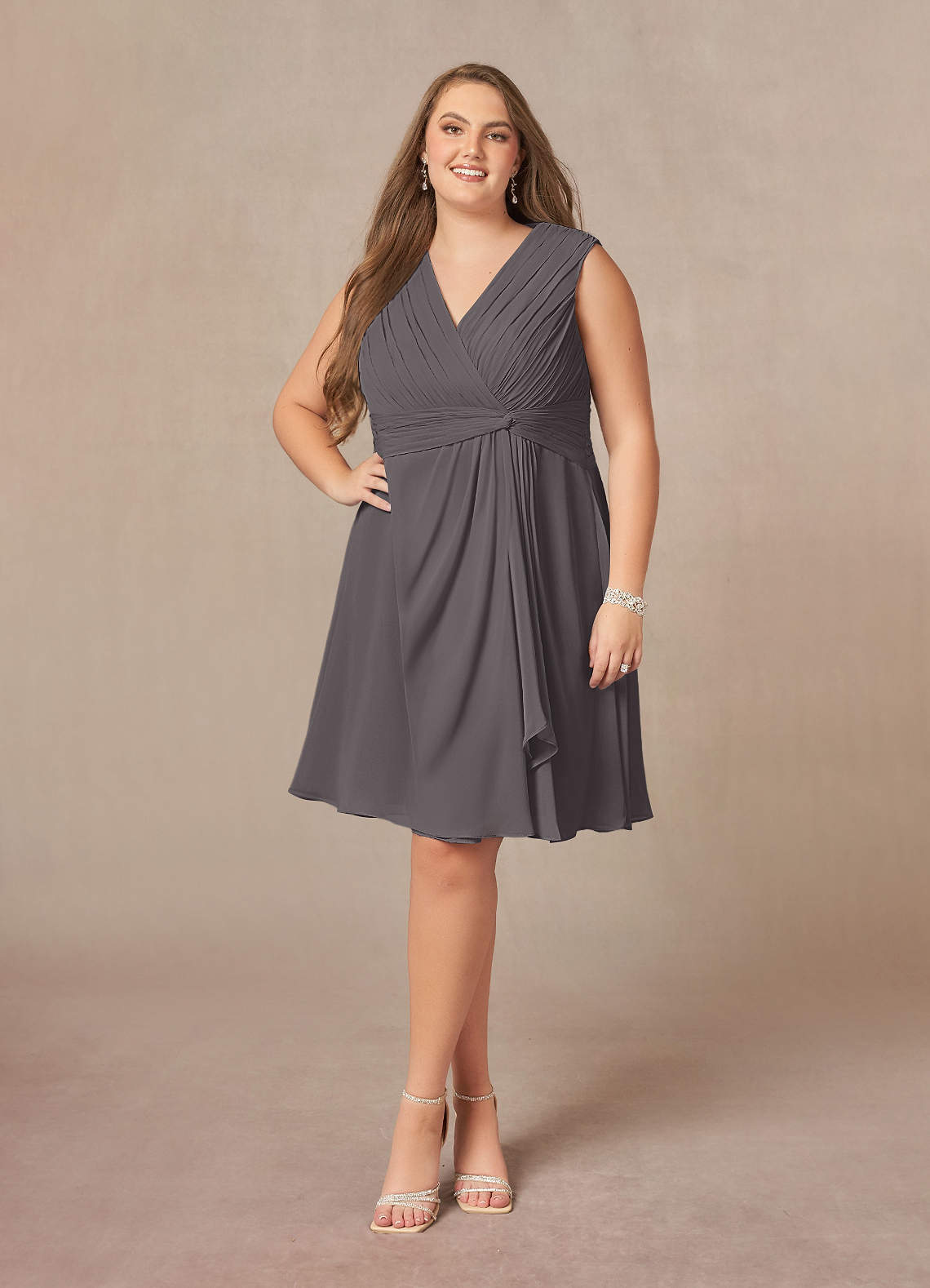 Azazie Theron Mère de la mariée Robes Robe Trapèze en Mousseline de soie Col V plissé Gris Acier image1