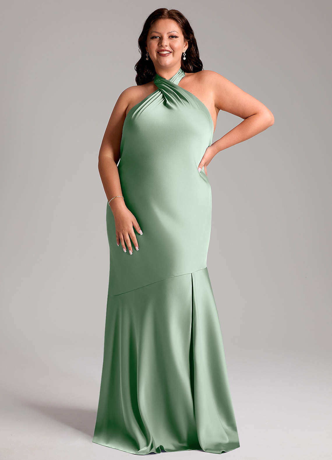 Azazie Lorena Robes de demoiselle d'honneur Robe Sirène en Satin extensible Plissée Agave image1