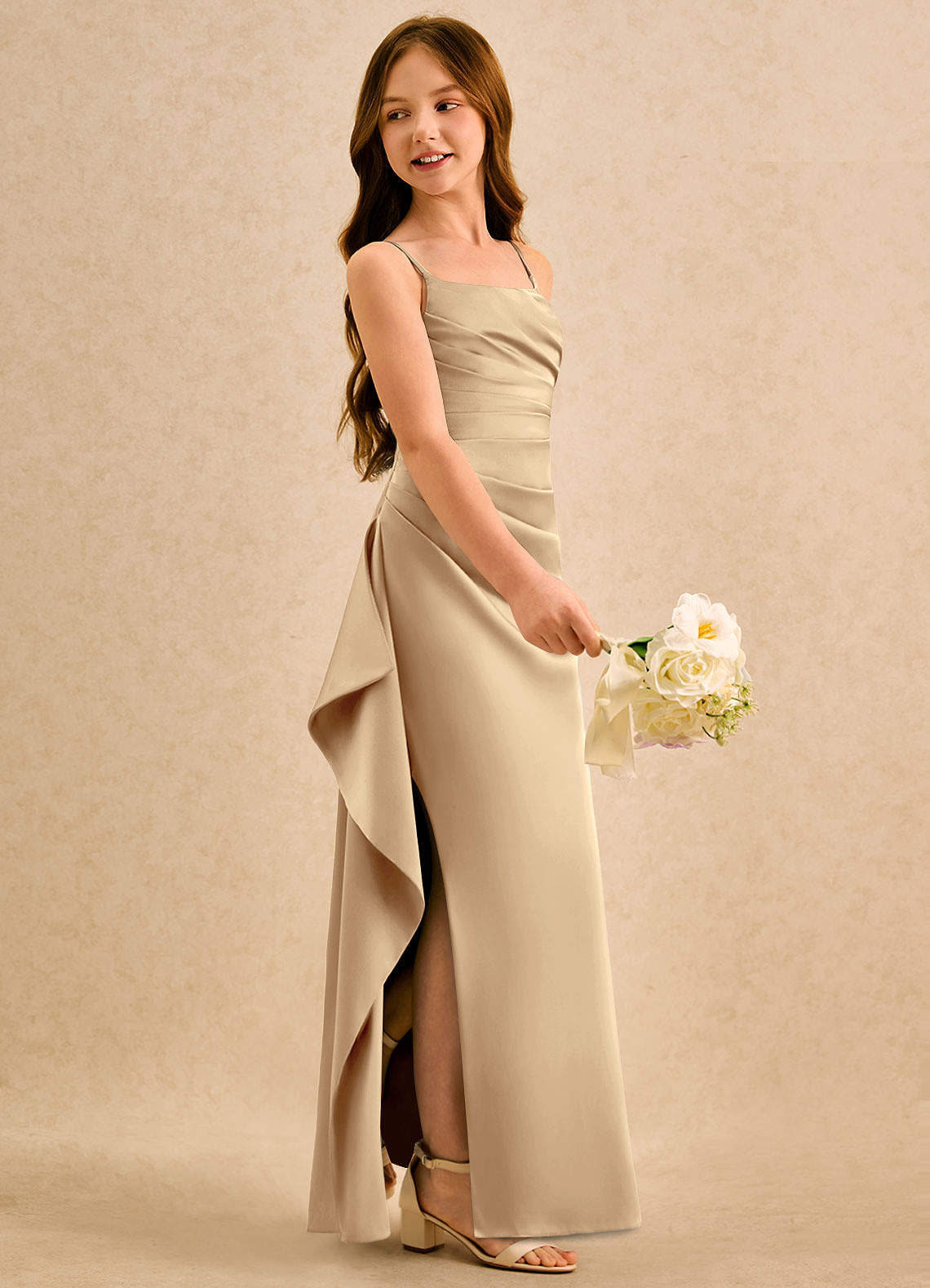 Azazie Cannoli Girls Formal Robe Demoiselle D'honneur Fillette Robe Trapèze en Satin extensible Plissée Champagne image4
