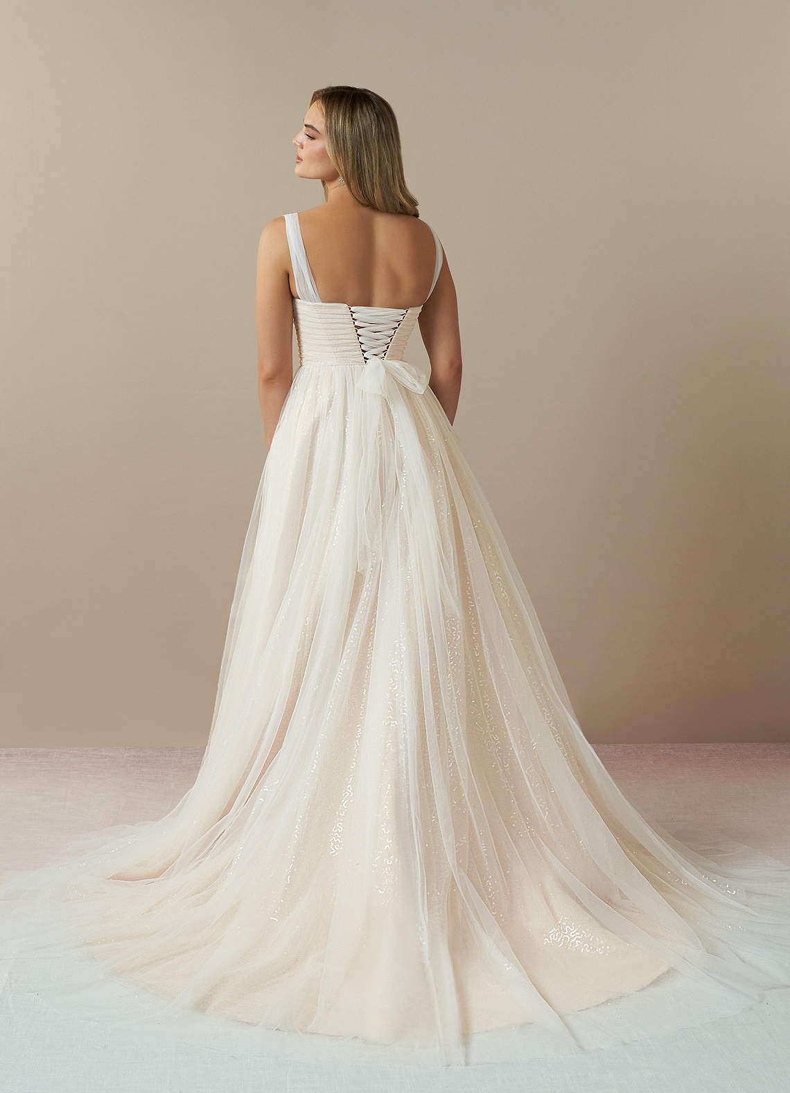 Azazie Maia Vente Finale Robe Trapèze en Tulle Épaule décolletée Diamant Blanc Champagne image10