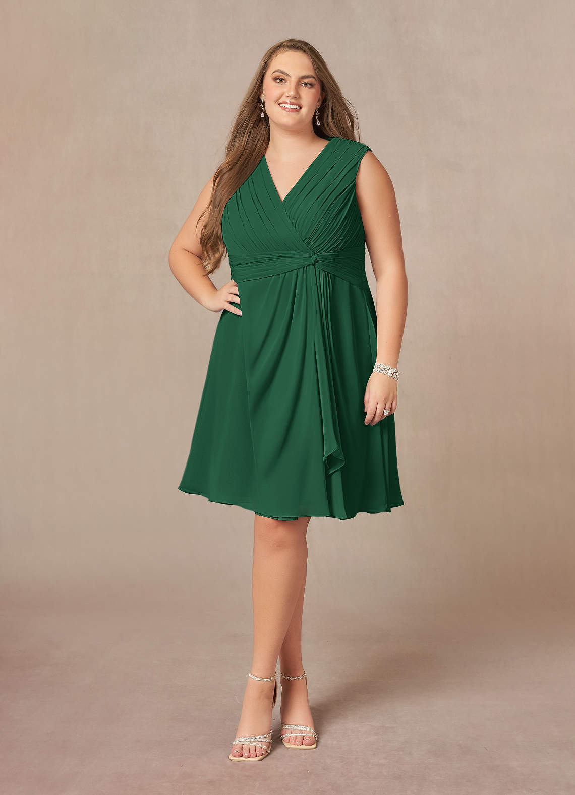 Azazie Theron Mère de la mariée Robes Robe Trapèze en Mousseline de soie Col V plissé Vert Foncé image1