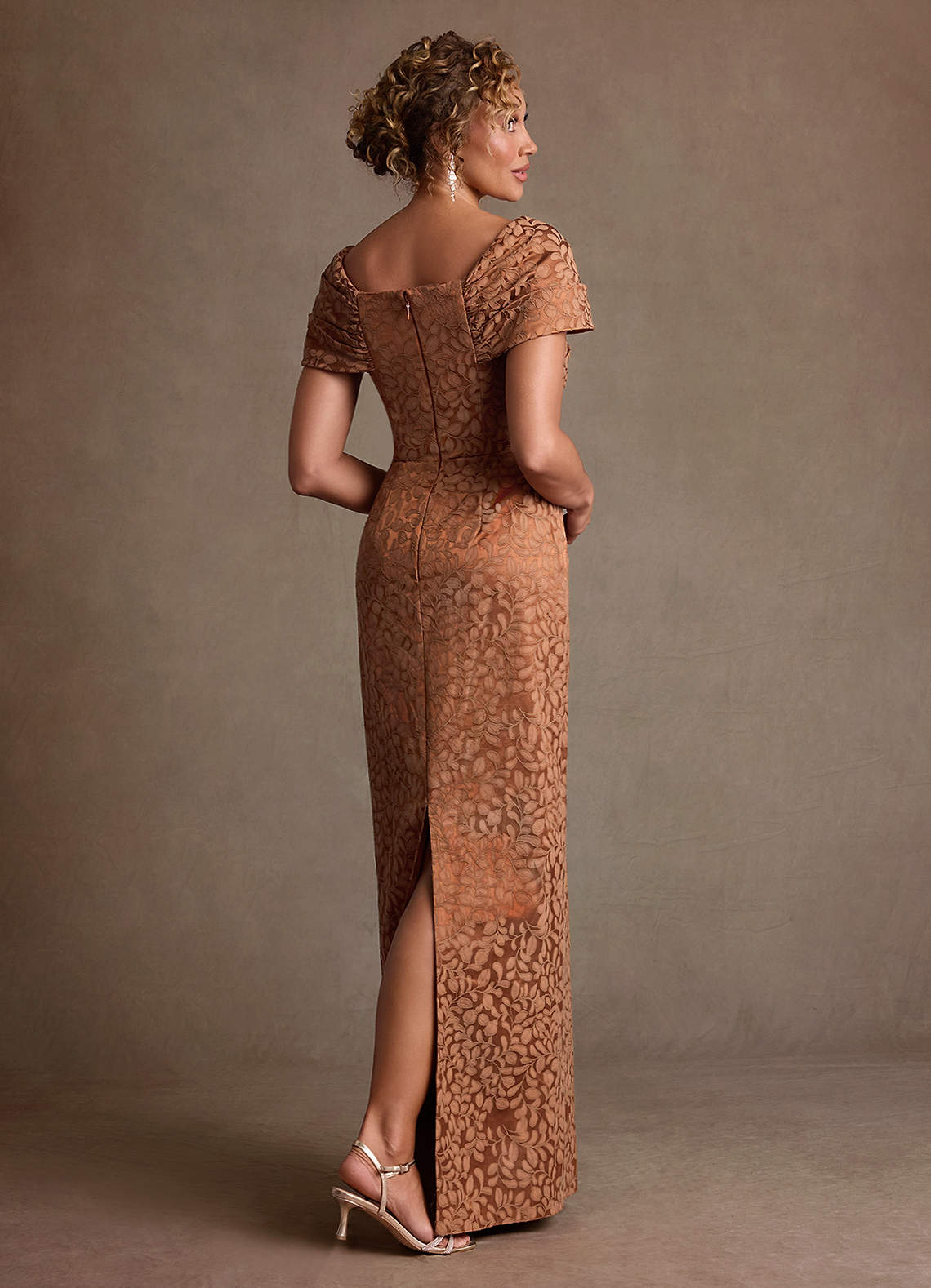 Azazie Atkins Mère de la mariée Robes Robe Colonne en Jacquard Floral Épaule décolletée Caramel Cacao image2
