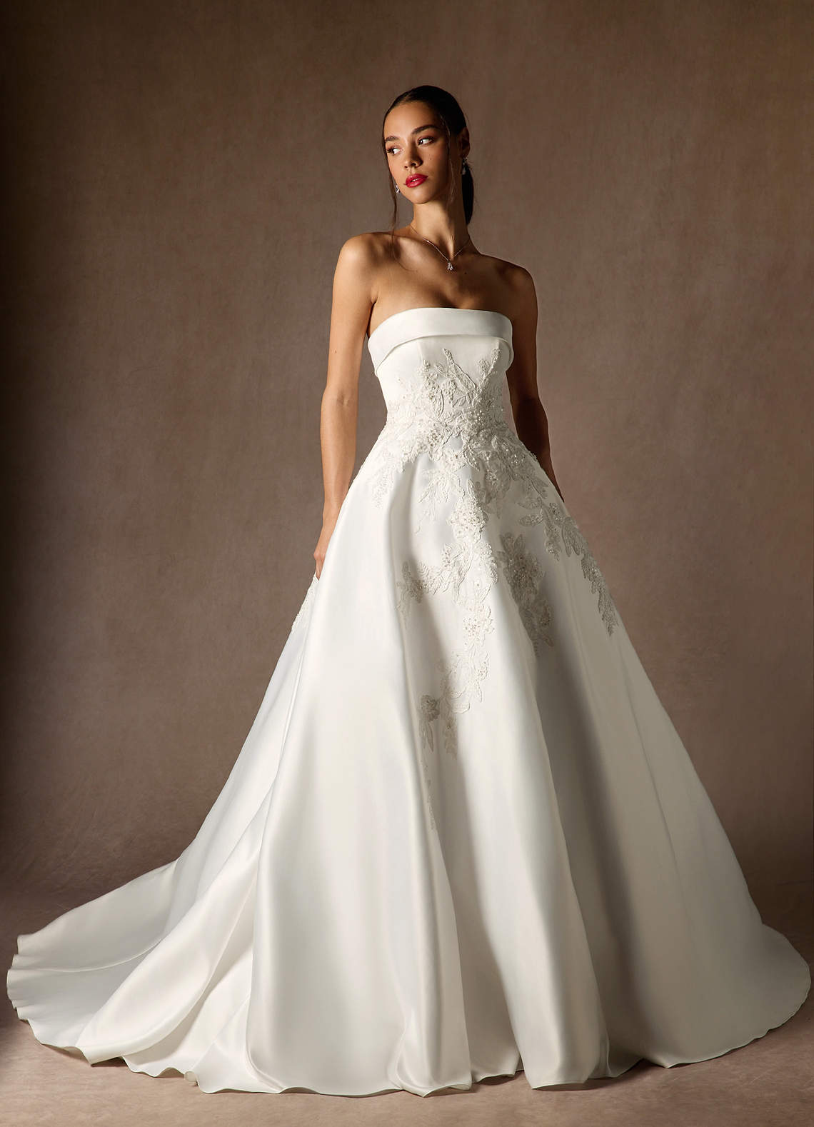 Azazie Fernanda Trouwjurken Jurk van Satijn met Baljurk Strapless Diamant Wit image14