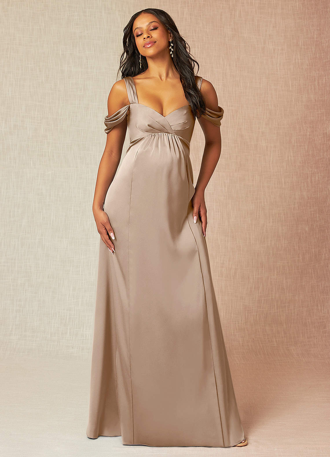 Azazie Rhea vestidos de dama de honor de maternidad Vestido de Corte en A Off The Shoulder Plisado Hasta el suelo Satén Elástico image3