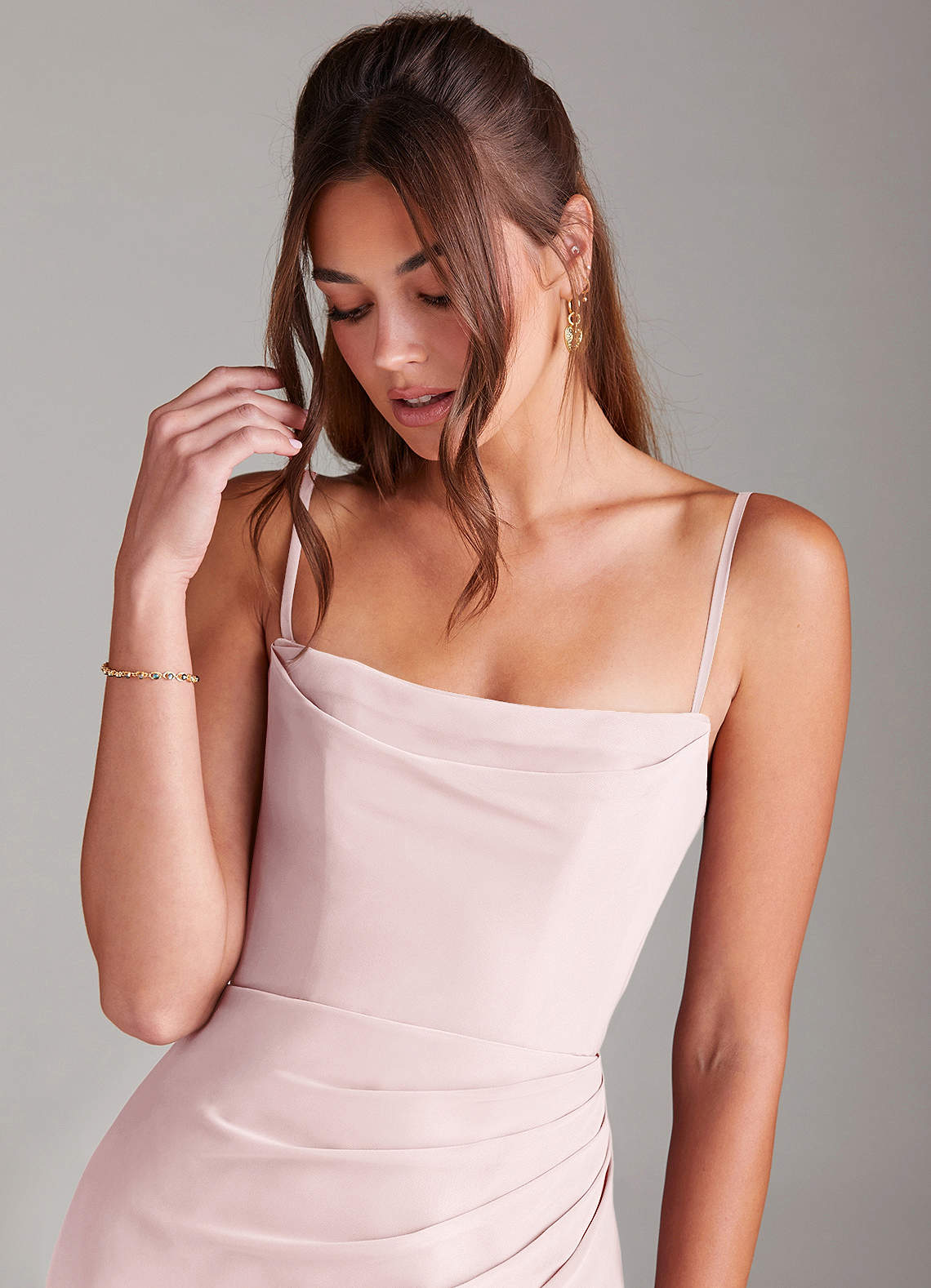 Azazie Leonis Vestidos de damas de honor Vestido de Rosa Rubor de Gasa de Corte Recto Convertible con Sin tirantes image1