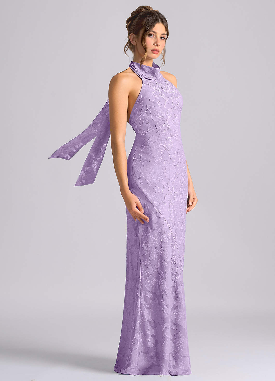 Azazie Velli Vestidos de damas de honor Vestido de Lila de Devorado Floral de Corte Sirena con Cuello Alto image3