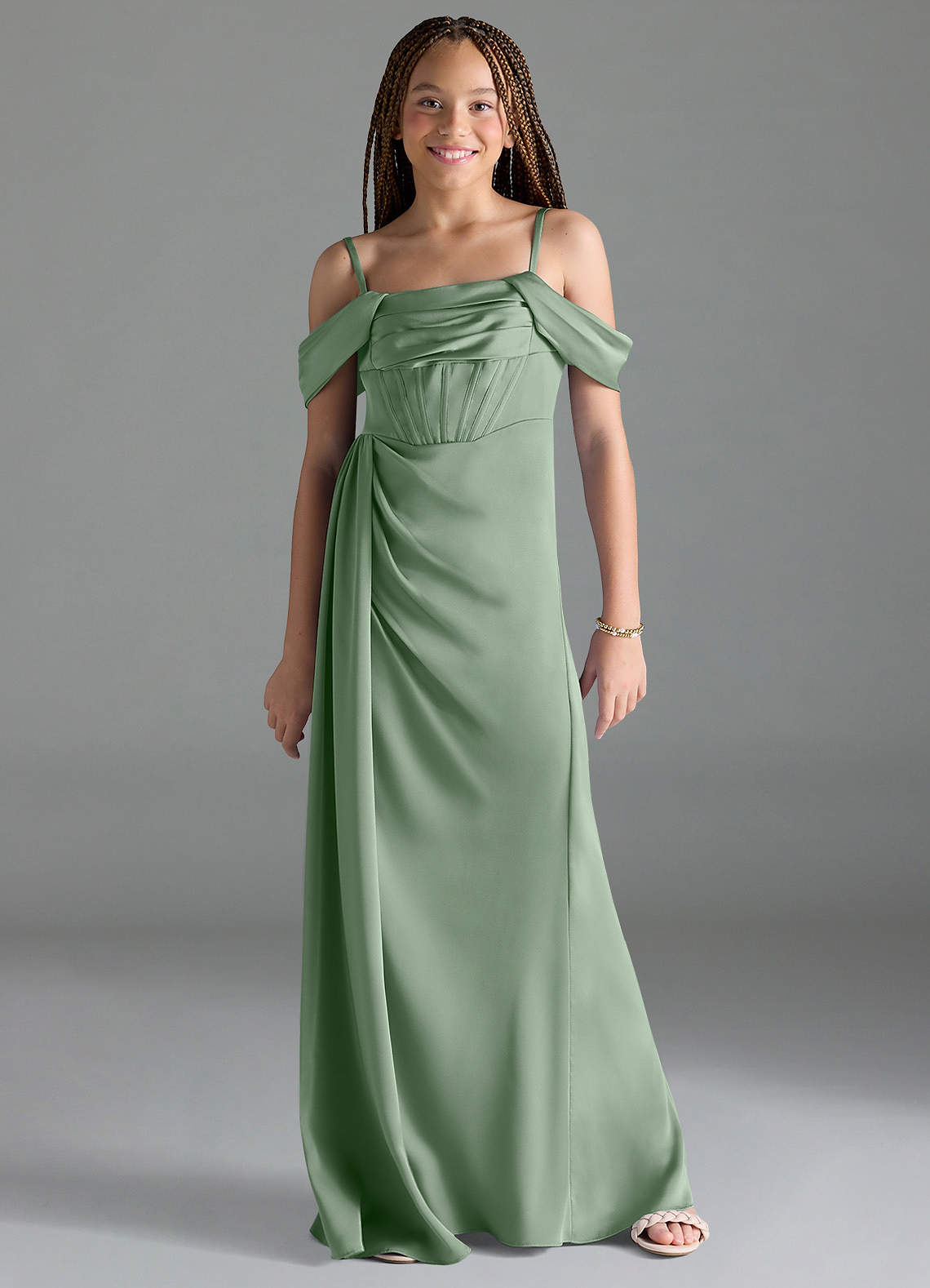 Azazie Amyra Junior Vestido de Matcha de Satén Elástico de Recto con Vestidos sin tirantes image1