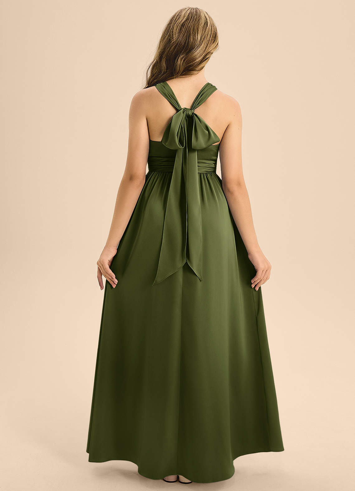 Azazie Jaylah Junior Vestido de Oliva de Satén Elástico de Corte en A con Plisado image1