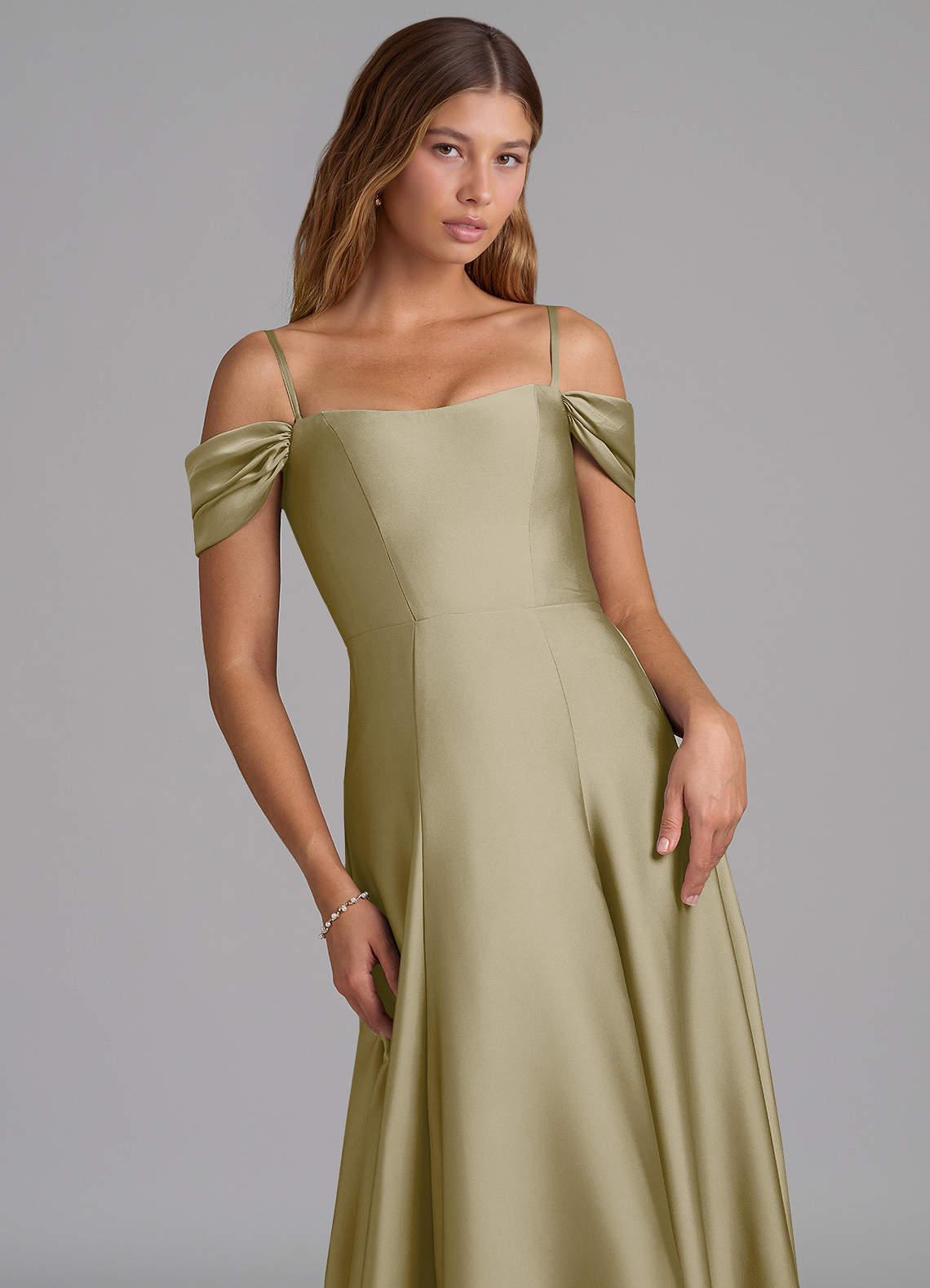 Azazie Seriana Vestidos de madrinha de casamento Vestido Musgo Verde de Cetim elástico de Linha A com Fora do ombro image1