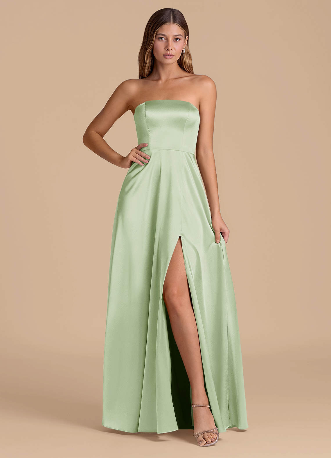 Azazie Wren 신부 들러리 드레스 A라인 스트랩리스 메탈릭 새틴 바닥 길이 드레스 image1