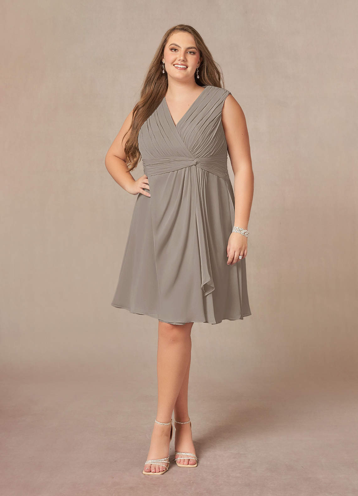 Azazie Theron Mère de la mariée Robes Robe Trapèze en Mousseline de soie Col V plissé Taupe image1