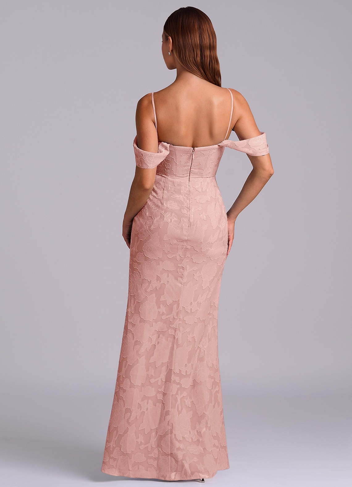 Azazie Johana Essayer des robes à la maison Robe Sirène Convertible en Blumen-Burnout Épaule décolletée Bleu Poussiéreux image6
