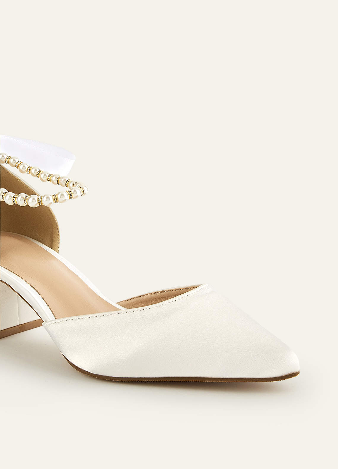 front Salto bloco de bico fino com pérolas de cetim e laço