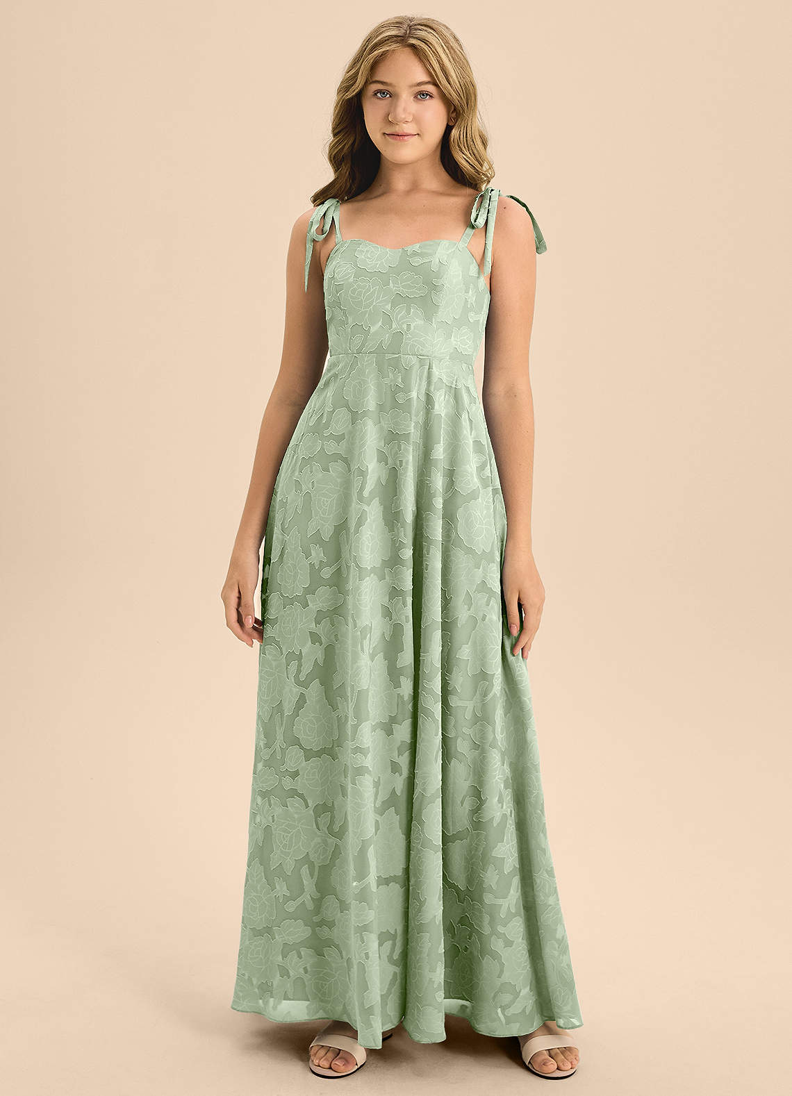 Azazie Rosey Junior Vestido de Salvia Polvorienta de Devorado Floral de Corte En A con Escote de Corazón image2