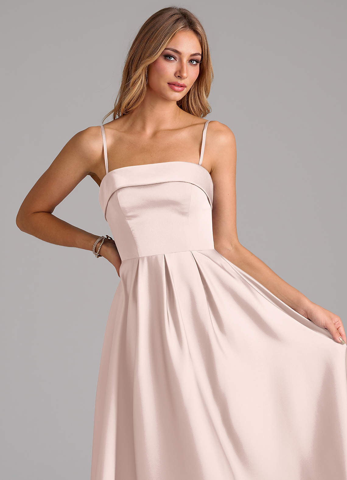 Azazie Lucienne Robes de demoiselle d'honneur Robe Trapèze en Satin extensible Plissée Rose Pâle image1