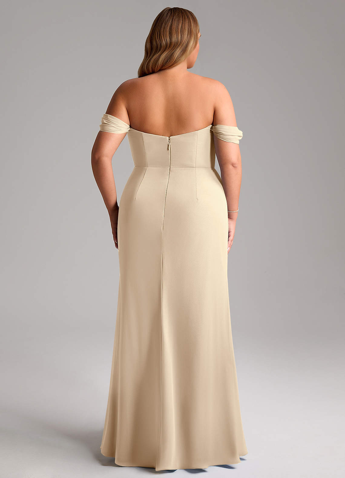 Azazie Saige Vestidos de madrinha de casamento Vestir Champanhe de Chiffon de Linha A com Fora do ombro image14