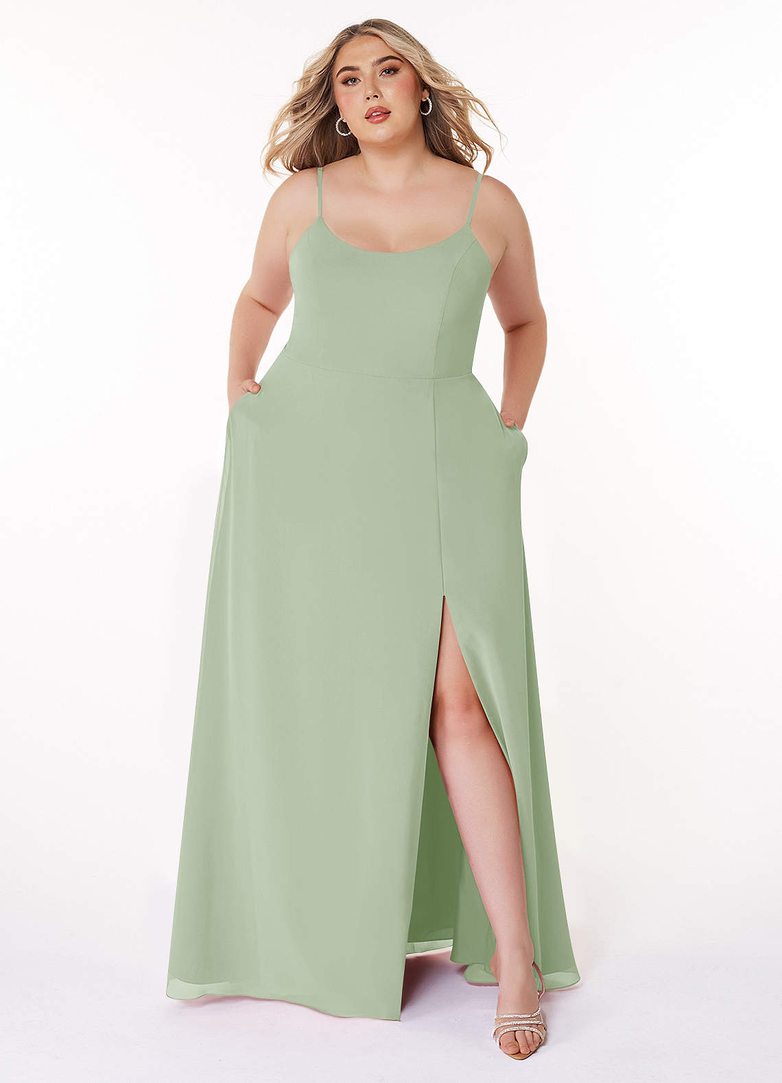 Azazie Moira Vestidos de damas de honor Vestido de Salvia Polvorienta de Gasa de Corte en A con Scoop image1