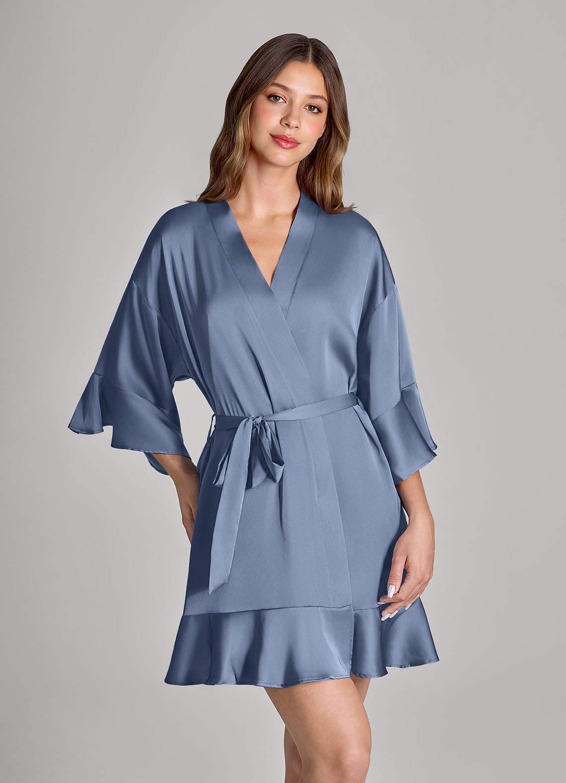 front Conjunto de robe e combinação de cetim com babados de 2 peças combinando