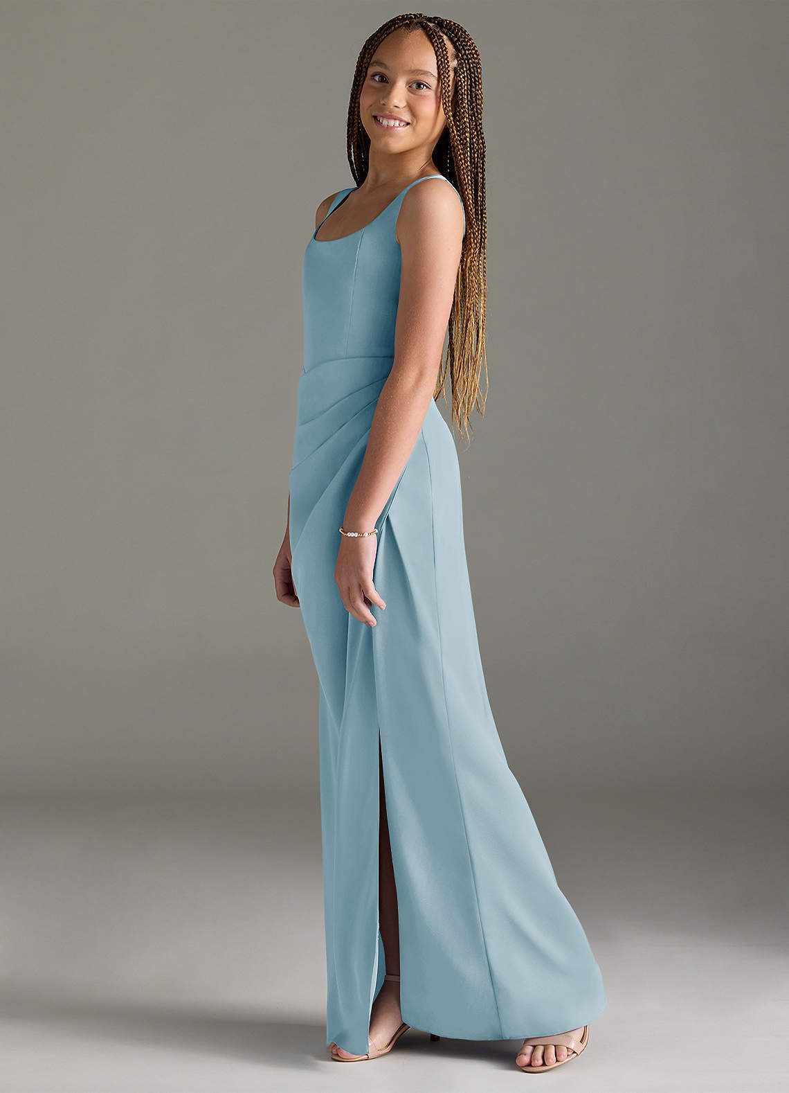 Azazie Mero Junior Vestido de Azul Cielo de Satén Elástico de Corte Sirena con Plisado image3