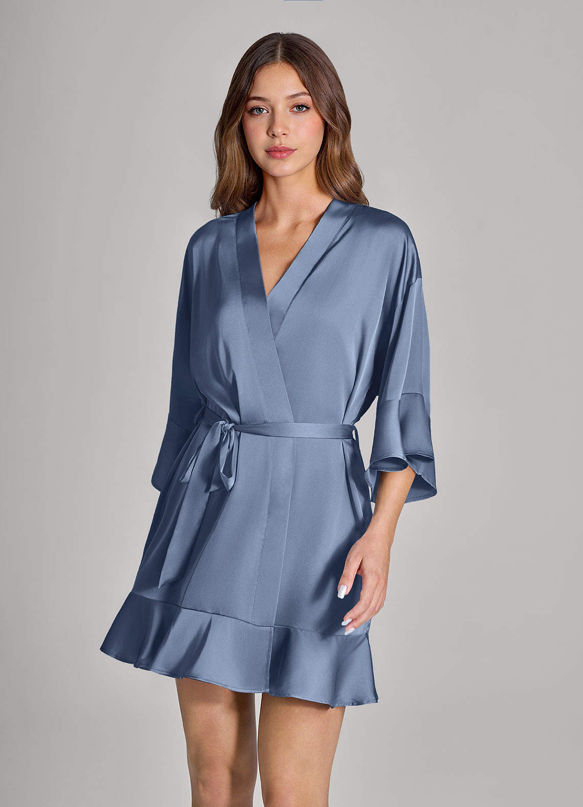 front Conjunto de robe e combinação de cetim com babados de 2 peças combinando