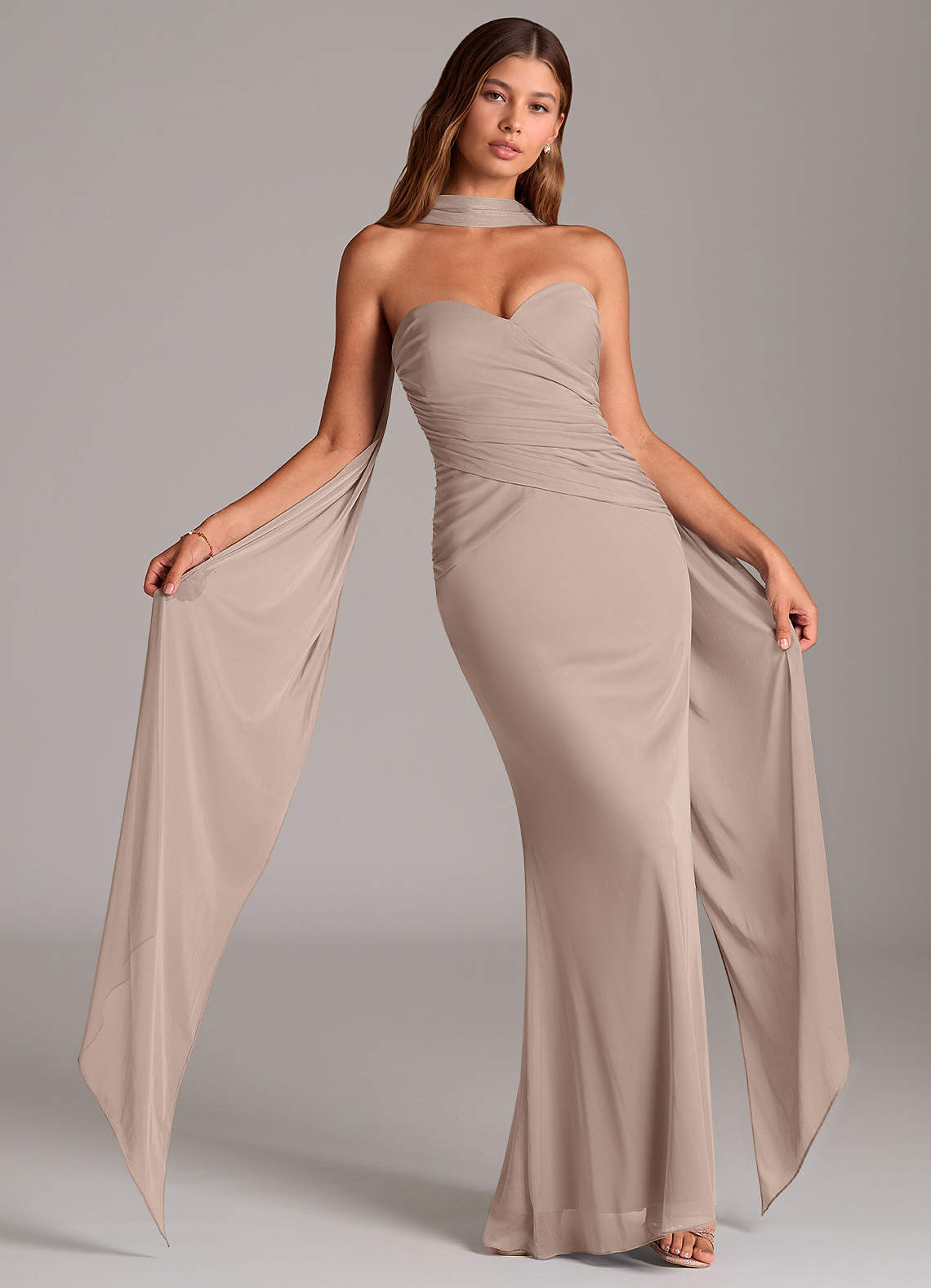 Azazie Katelyn Jurken voor bruidsmeisjes Converteerbaar Jurk van Mesh met Kolom Strapless Taupe image1