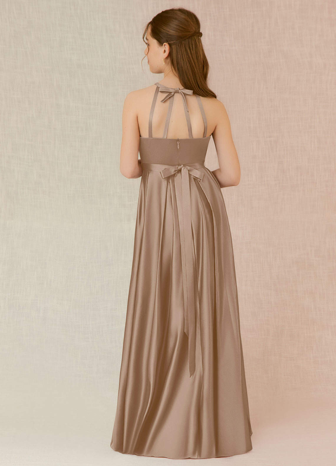 Azazie Arianthe Junior Vestido de Gris Pardo de Satén Elástico de Corte En A con Con bolsillos image1