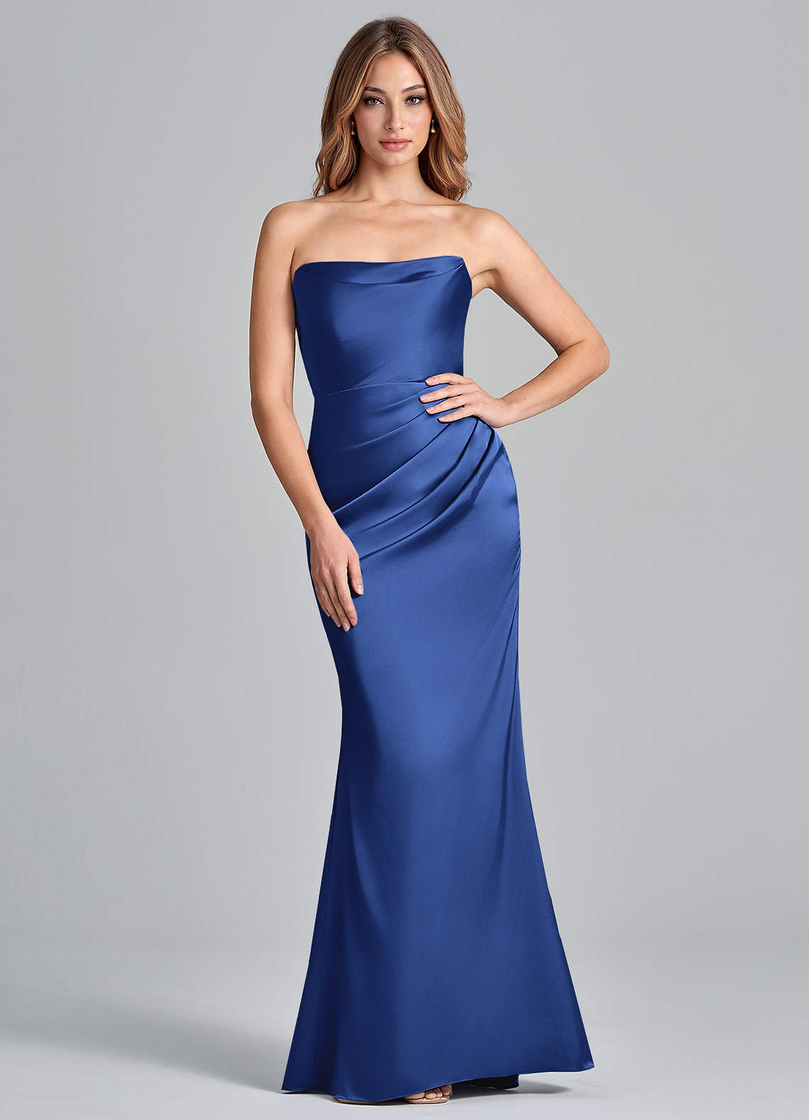 Azazie Olea 신부 들러리 드레스 인어 스트랩리스 스트레치 새틴 바닥 길이 드레스 image1