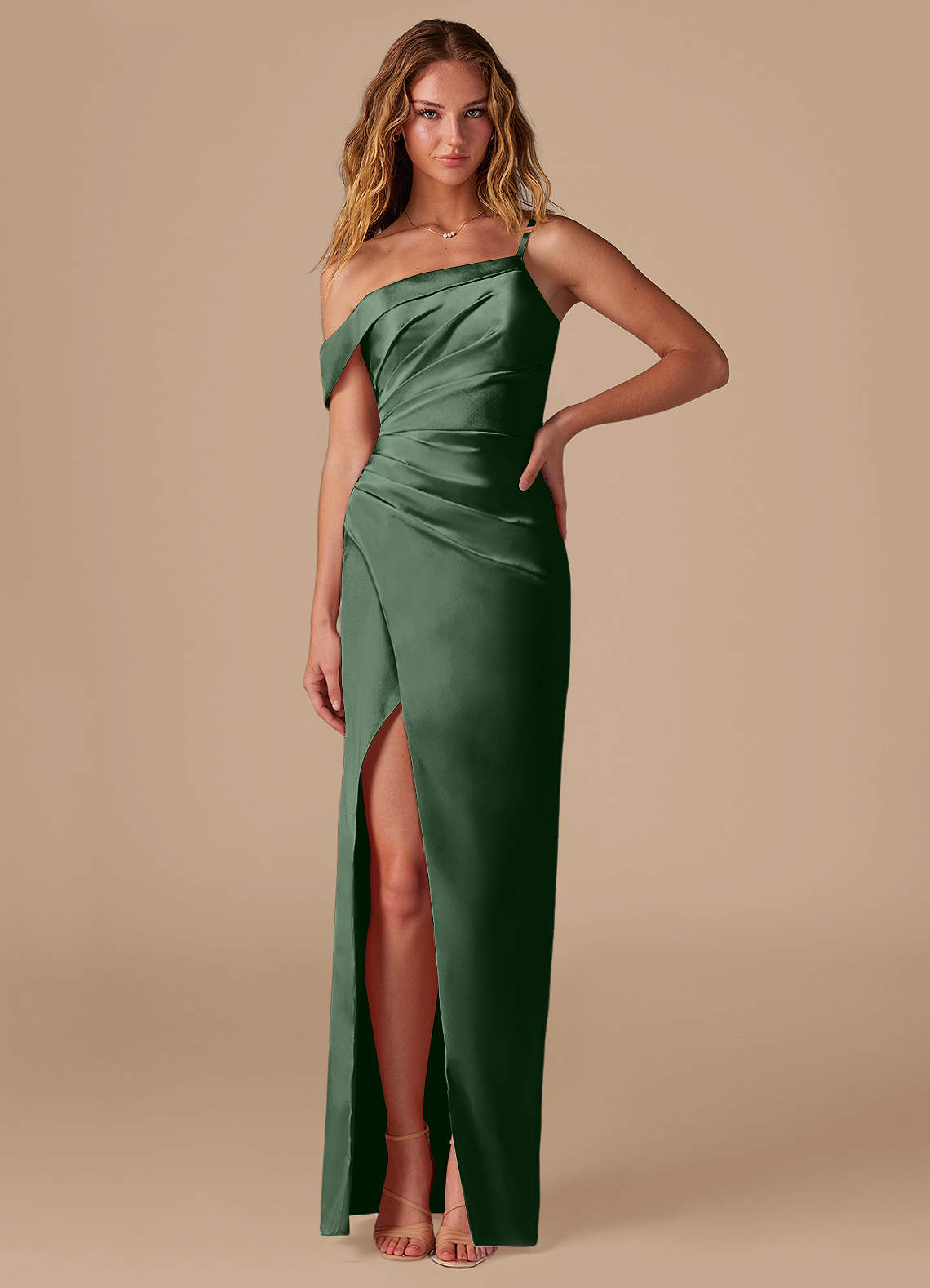 Azazie Lia Jurken voor bruidsmeisjes Jurk van Metaalachtig Satijn met Kolom Off the Shoulder Eucalyptus image1