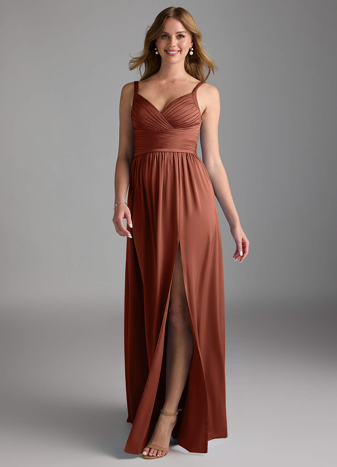 Azazie Chanel Robes de demoiselle d'honneur Robe Trapèze en Satin extensible Plissée Argile image1