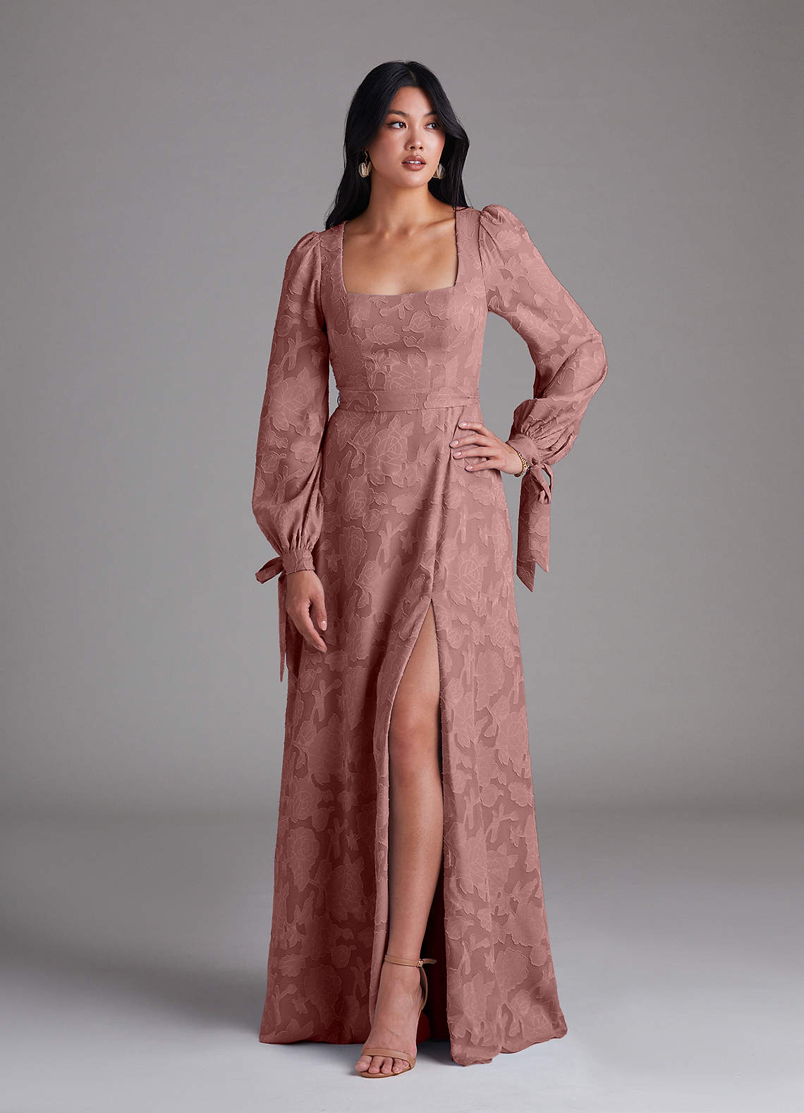Azazie Leonia Robes de demoiselle d'honneur Robe Trapèze en Blumen-Burnout Manche longue Rose Poussiéreuse image1